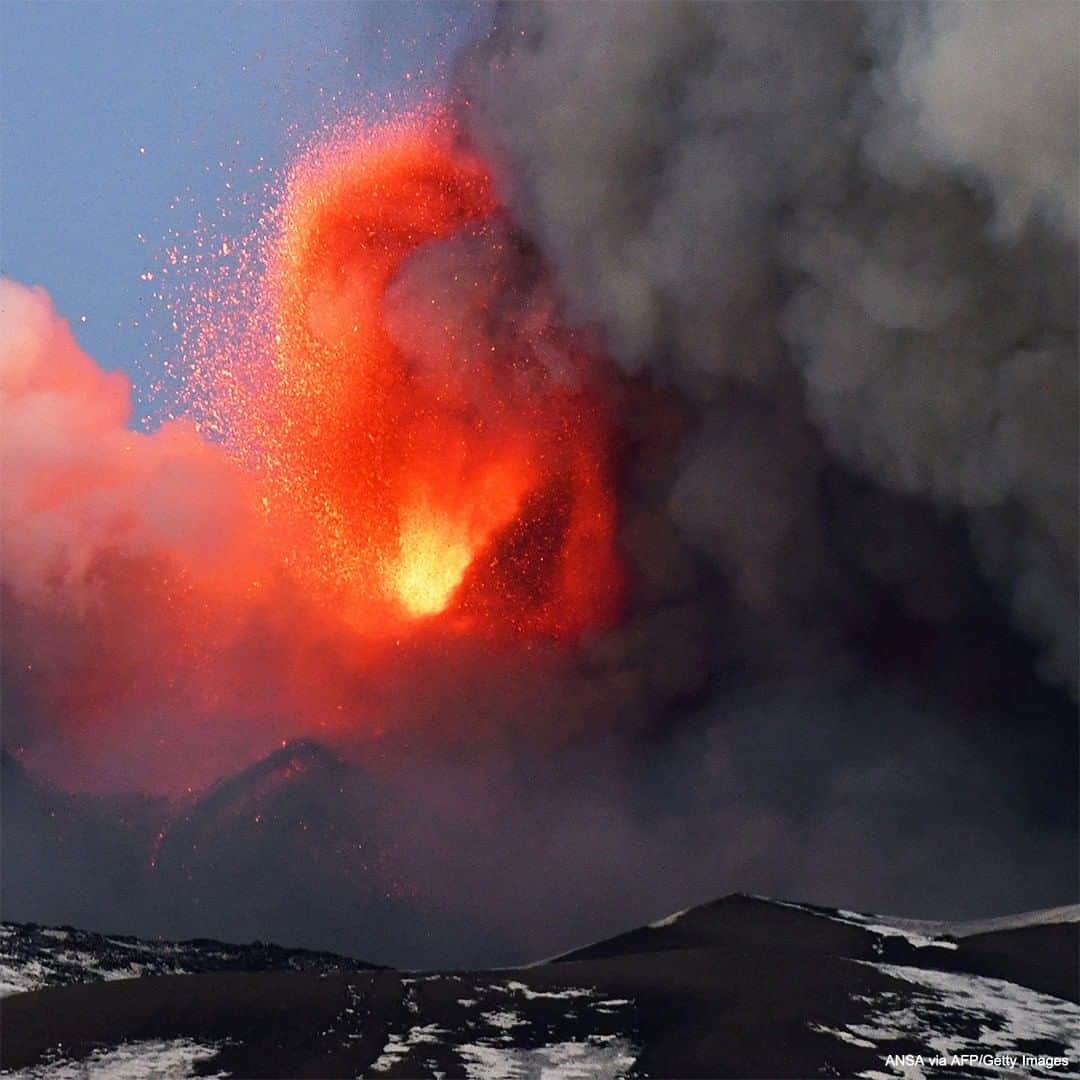 ABC Newsさんのインスタグラム写真 - (ABC NewsInstagram)「Mount Etna in Sicily—one of Europe's most active volcanos—had a spectacular eruption, sendin smoke and ash billowing into the sky. #mountetna #volcanoeruption #volcano #international」2月17日 23時37分 - abcnews