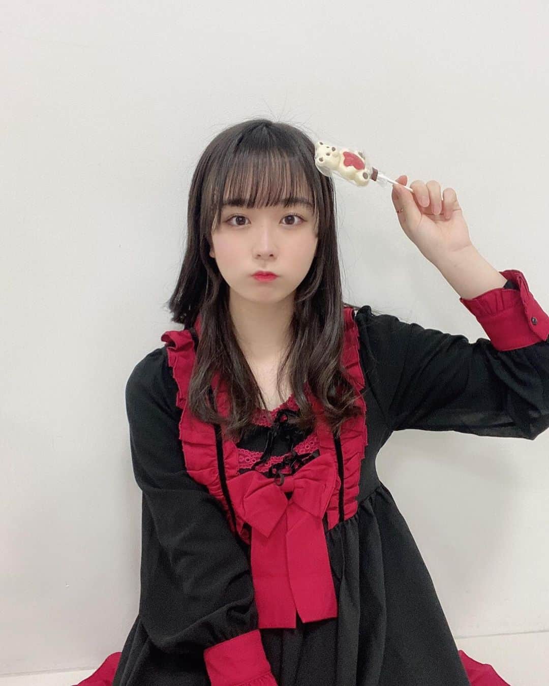高田もものインスタグラム：「. 今日も今日とて平穏な日々 . かしこ . #高田もも #かしこってなに #かしこ #かみやど #ひらがなかみやど #instagood #instagram #あいどる #idol #アイドル #japaneseidol #blackoutfit #led #くま #チョコレート #ワンピース #巻き髪 #前髪 #バレンタイン #ミスid2021 #ミスid」