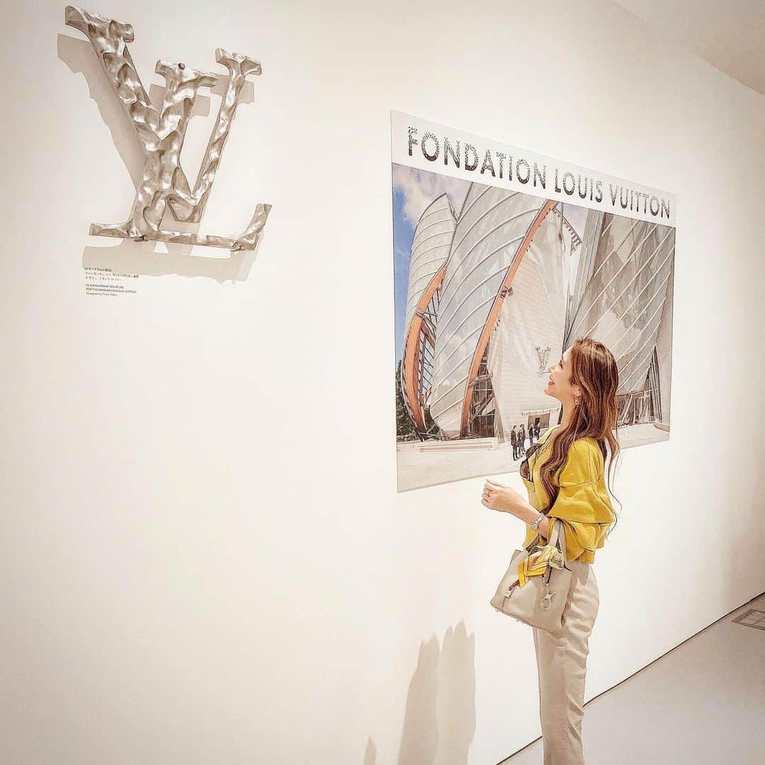 鈴木絢子さんのインスタグラム写真 - (鈴木絢子Instagram)「・ ・ 【LV＆現代アート】 ルイヴィトンメゾン大阪御堂筋5階にオープンした#現代アート スペース #エスパスルイヴィトン大阪 💡 ・ パリのフォンダシオン ルイ・ヴィトン所蔵の未公開作品を世界各地で展示するプロジェクト、 Fragments of a landscape (ある風景の断片) 展　🖼 ・ 戦後アメリカの抽象画と巨大な彫刻アート、計3点。 スマホで解説を聴きながら、ゆっくり堪能できる贅沢空間です🤗✨ ・ 抽象画は見る人の解釈によってどう見えるかが変わるもの。 ・ 1枚目の絵は扉や人に見えたり、 2枚目の絵は花畑や海底に見えたり。。。 ・ そして広いスペースのど真ん中に設置された、 木材31個を組み立てた彫刻アート！ 建築現場に置かれていたままという感じの、、 切りっぱなしの材質にチョークで数字が書いてあるリアル感。 ・ ヴィトンの空間にひとたび入れば、木材も凄い作品に。 ひときわ存在感を放っていました😎 ・ ・ ・ #SUGALABOV #LECAFEV #ルイヴィトンメゾン #美容家 #女社長 #ルイヴィトン #パリ #美術館 #心斎橋カフェ #現代アート #モチベーションアップ ##フォンダシオンルイヴィトン #目の保養 #LOUISVUITTON #art #FondationLouisVuitton #🖼」2月17日 23時31分 - ayako_suzuki810