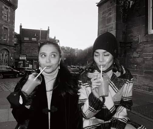 ヴァネッサ・ハジェンズさんのインスタグラム写真 - (ヴァネッサ・ハジェンズInstagram)「@stellahudgens I love drinking frozen drinks with u when it’s freezing out. And we love filmmmm 😝」2月17日 23時31分 - vanessahudgens