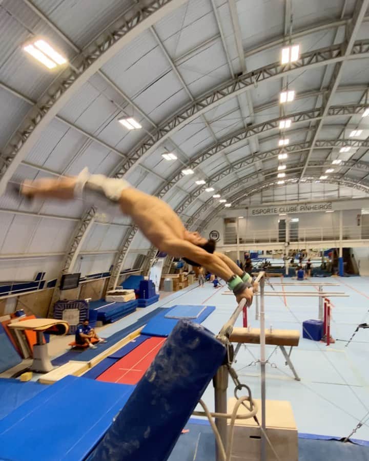 アルトゥール・オヤカワ・マリアノのインスタグラム：「A visão por outro ângulo! 💪🏻🤪  A arte da Ginástica Artística! Desafiando a gravidade e superando os meus limites!  Vamo que vamo que o caminho é longo! 📹: @cris_gym_coach   #EsporteClubePinheiros #ComitêOlimpicoBrasileiro #COB #Caixa #Cbg #BolsaPodio  #ForçasNoEsporte #Cda #Petrobras #TimePetrobras #Aminovital #TimeAjinomoto #worldchamp #highbar #fig #gymnastics」