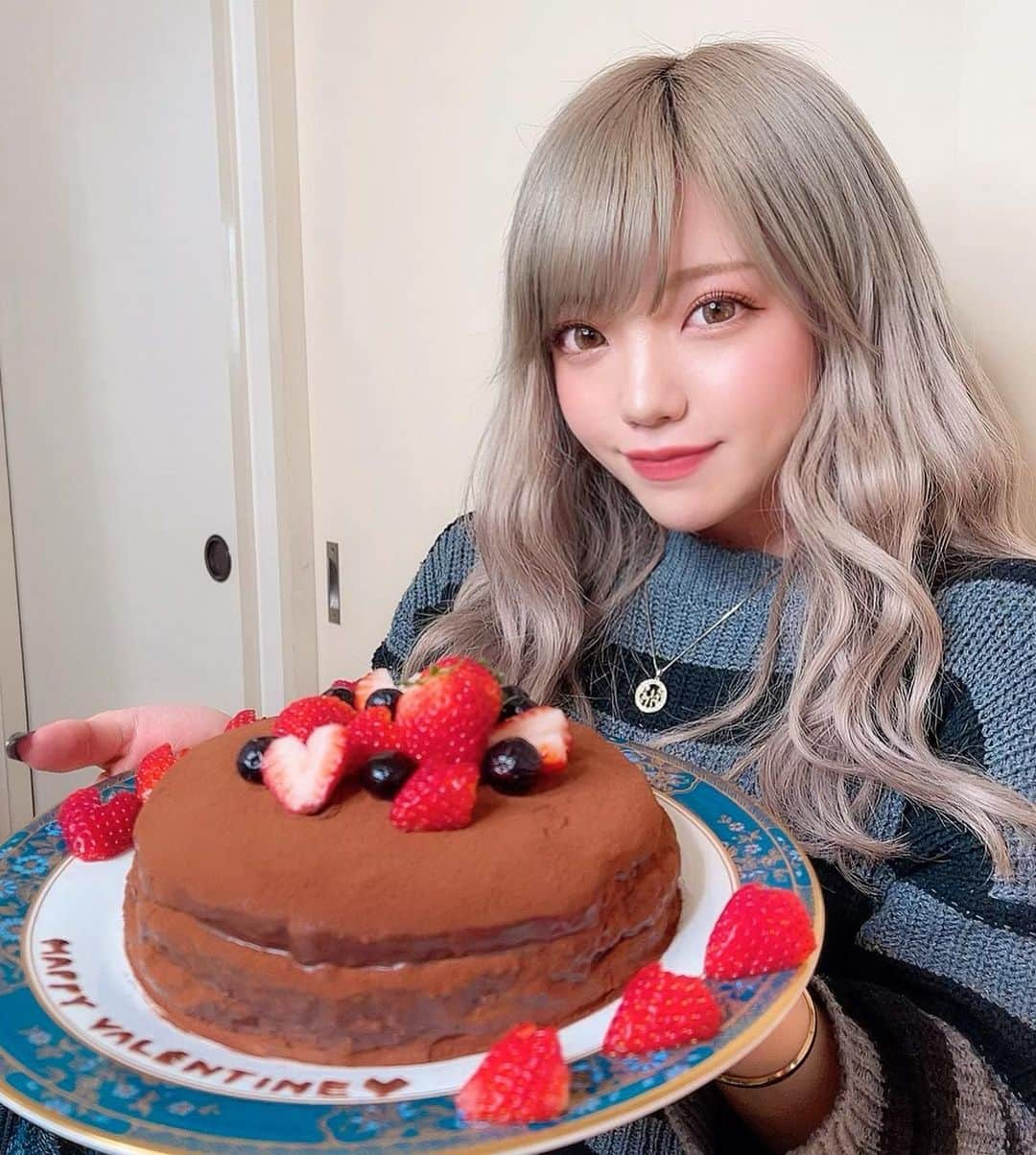 みきでりさんのインスタグラム写真 - (みきでりInstagram)「バレンタインは大成功🍫🍰🍓 ずっしり、しっとり、チョコケーキ❣️笑 途中ハプニング連発したけど… 最終的に成功したラッキーみきでりです🤞笑 マミーも気に入ってたし、正輝もたぶん気に入ってたし、 正輝のチームメンバーの子もストーリーしてくれたし 大満足でありますうううう｡ﾟ+.(*`･∀･´*)ﾟ+.ﾟ ㅤ ㅤ 来年は友達とかへの配布用にも作りたい…🎁 あとフォロワーさんにプレゼント企画もしたい！ (それは流石にお店のチョコとかで！) 楽しみだあ🥰🥰🥰❤️ ㅤ ㅤ ㅤ ㅤ ㅤ ㅤ ㅤ ㅤ #バレンタイン#バレンタイン手作り #手作り#手作りケーキ #手作りお菓子 #手作りスイーツ #ケーキ#チョコケーキ#チョコ#スイーツ#甘党#デザート#サプライズ#サプライズケーキ#サプライズプレート #カップル#カップルグラム #彼氏目線#ハイトーン#ハイトーンカラー #ブリーチ#ブリーチカラー#ブリーチオンカラー #いちご#いちごチョコ#いちごスイーツ#いちごケーキ」2月17日 23時36分 - mikidelicious