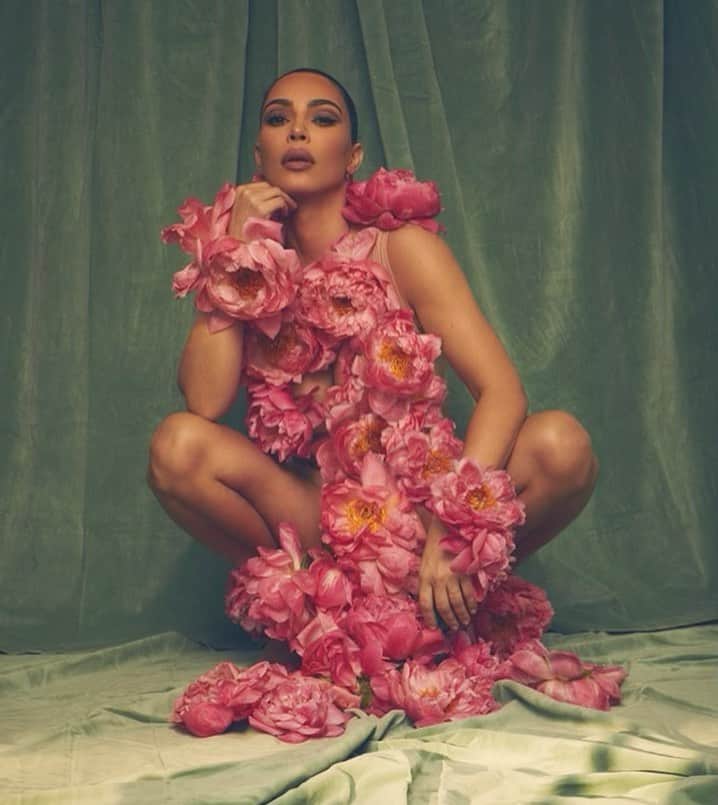 キム・カーダシアンさんのインスタグラム写真 - (キム・カーダシアンInstagram)「Flower Power 🌸   📷 Vanessa Beecroft」2月17日 23時37分 - kimkardashian