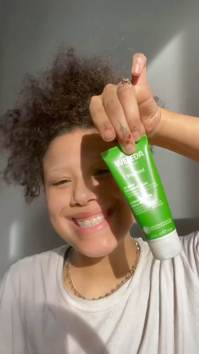 Weledaのインスタグラム：「Double tap if you like to self-care with a relaxing face massage & Skin Food! 💚 (🎥: @yanece x @skingymco)  #WeledaSkinFood」