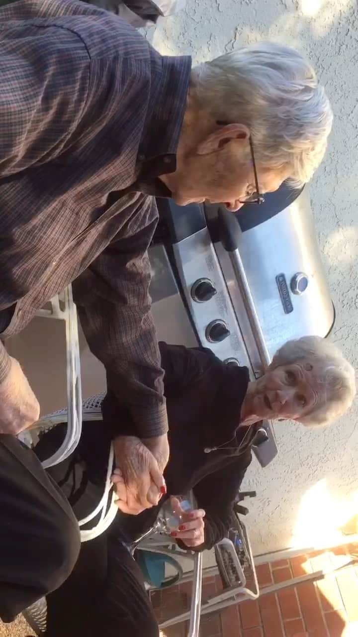 ジェームズ・ガンのインスタグラム：「Yesterday I lost my Aunt Pat (actually my great aunt, the last of her generation). She was one of my favorite people, always ready with a joke, a song, a jig & a hug. Here she is singing to the love of her life, my Uncle Bill, shortly before we lost him 2 yrs ago. Love you, Pat.❤️」