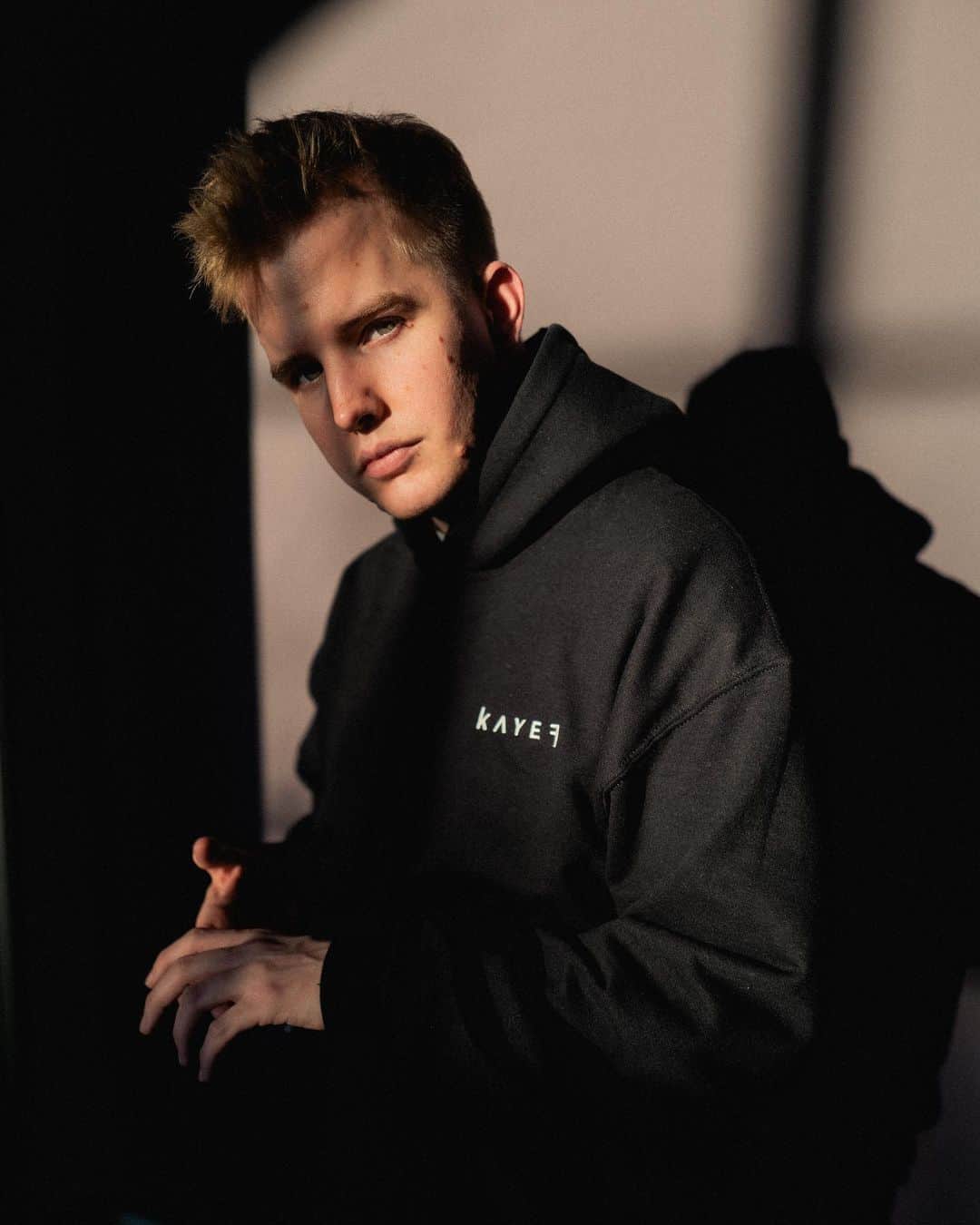 Kayefのインスタグラム：「Yo! Ich hab zwei erfolgreiche Tage Songwriting in Mannheim hinter mir, morgen gehts weiter nach Berlin 🎙🎹 Am Freitag kommt die Akustikversion von #2uhrnachts überall online und schon bald die nächste Single 🤘🏼 Es wird wiiiiiild 🙃」