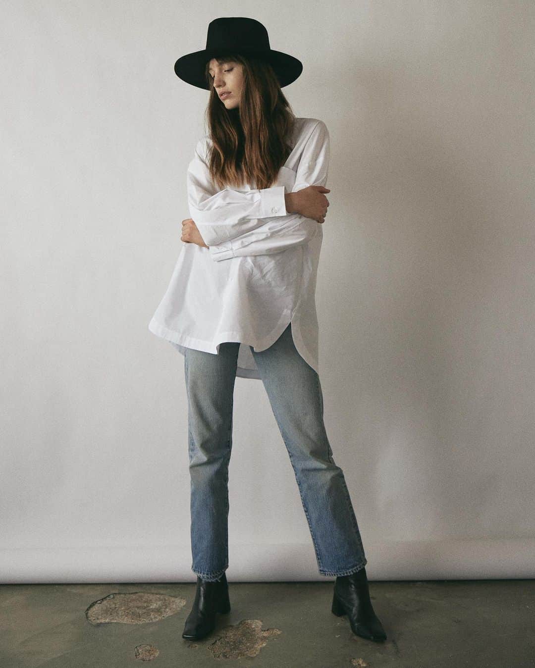 JanessaLeoneのインスタグラム：「LENNON ____ A minimal, stiffened style with no hardware from our Essential Black Hat Collection.  #janessaleone」