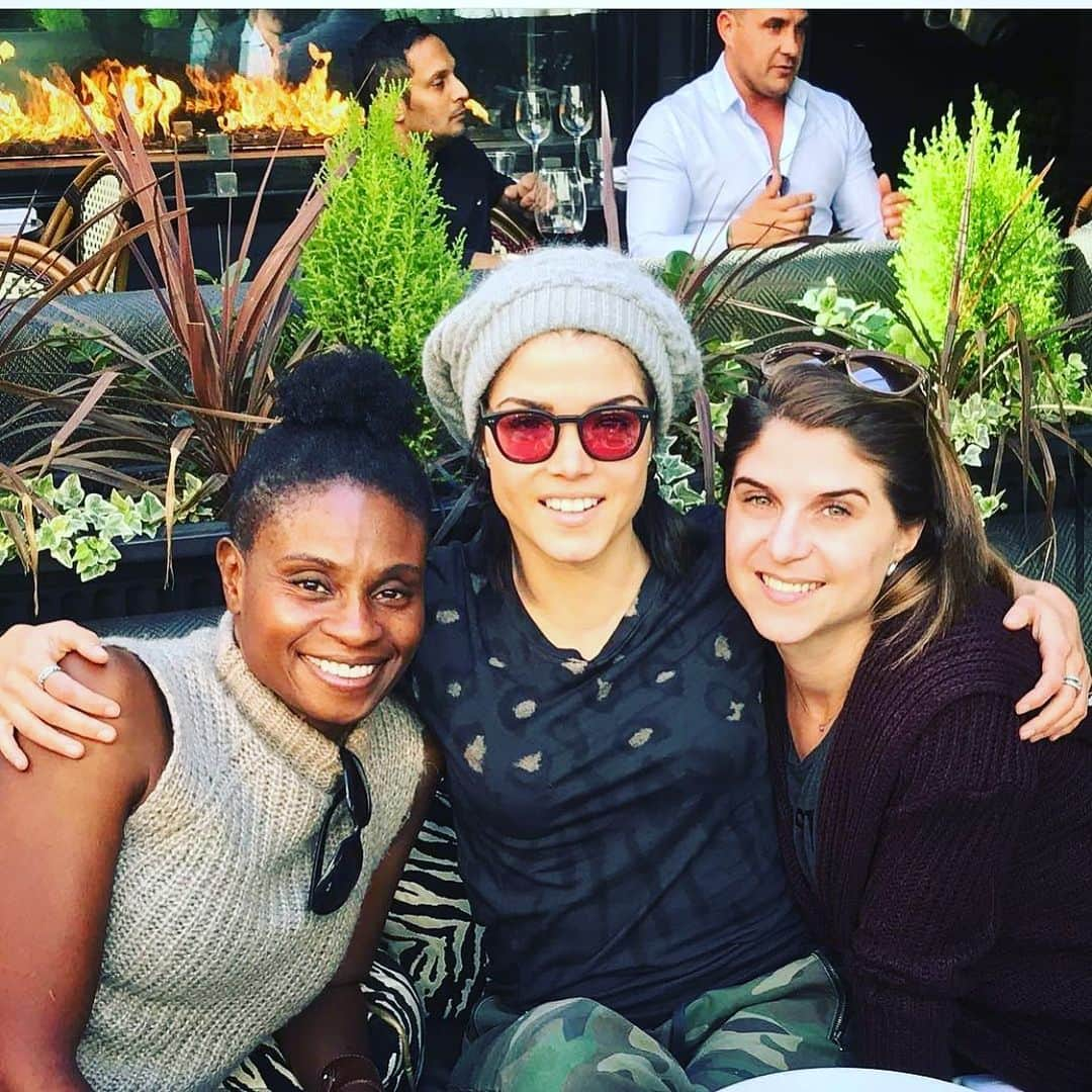 マリー・アヴゲロプロスのインスタグラム：「These women have much in common . Both sisters to me & mentors . Right,  my real life big sis Nicole ❤️ (get Instagram plz🙄) left @adinaporter my Seda #the100 fans will get that one .. 😊)  . . . . . .  .  #sisters #teachersofinstagram #pals #love」