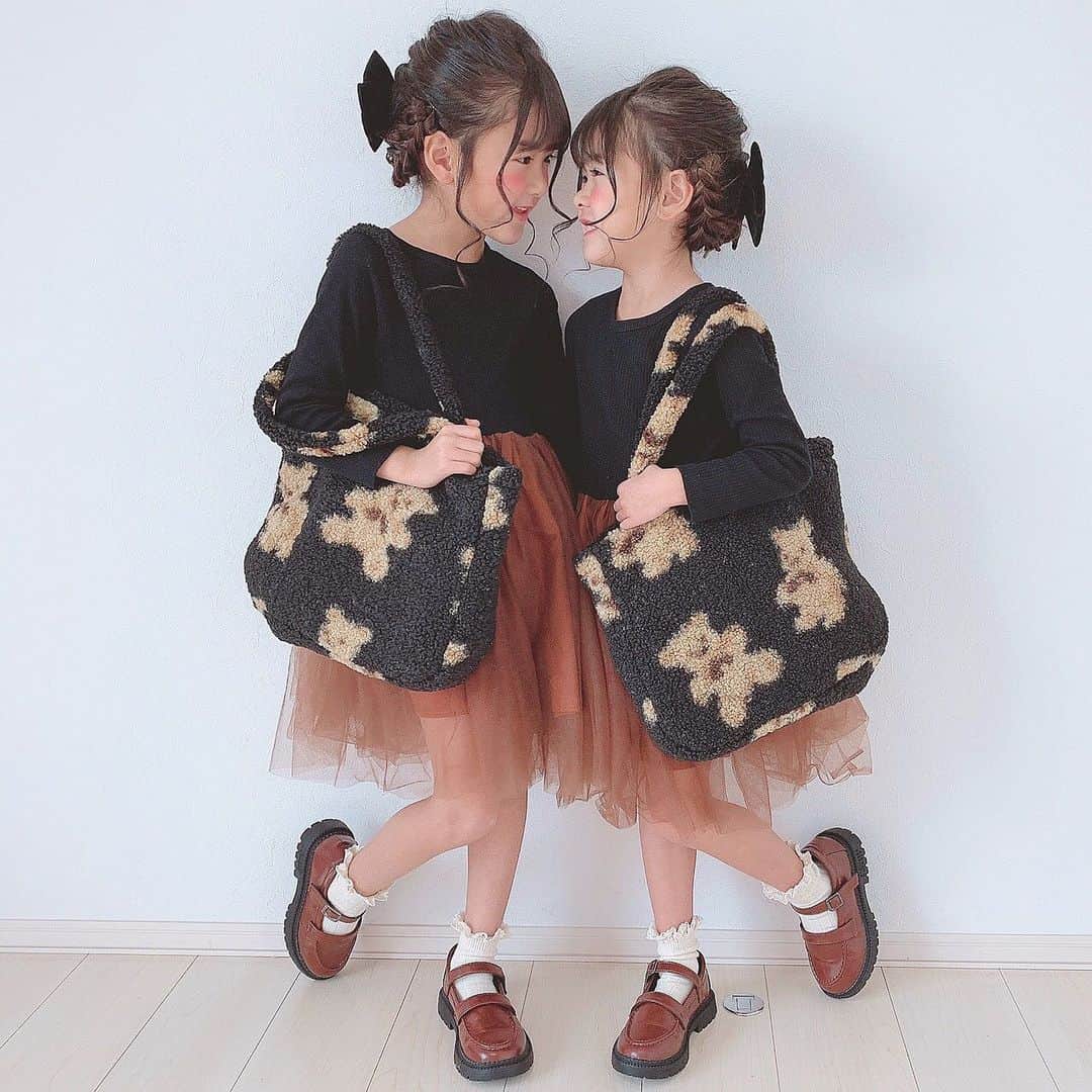 韓国子供服♡smilekids(すまいるきっず) のインスタグラム：「* * ☻ご覧頂き有難うございます☻ . . . 💛 🌈2021年冬春新作💛🌈 . . .   ふわもこデザイン くまちゃんトートバッグ 販売中です！ 在庫わずか☑︎  大容量で使いやすいです🙆‍♀️ . . ☑︎チェックして下さい♡♥︎ . .  7.500円以上お買い上げ頂いた方は 送料無料となります。 尚、購入後は、同梱などは 受付ておりませんのでご了承下さい。 . . . ♡着画model のあゆあchan smilekidsモニターモデル @mari.kato   . . 🆕新作、続々入荷中♪ webで販売しています♡ . . . . ————————————————— . . web shop http://smilekids888.com/で販売しています← —————————————————— ★ゆうちょ振込での購入も可能です★ web shopより、在庫を確認後  商品名、サイズ、カラーをDMにて 連絡頂けると幸いです☺︎ 確認後のお返事になりますので お時間を頂く場合があります。 在庫が少ない場合や再入荷の人気商品は 取り置きが難しい事があります。 ご了承ください🥺 . . —————————————————— ご購入してくださった方へ✉️ @smilekids888 をタグ付けして投稿して頂いた方を ストーリーにて紹介させて頂きます😍  さらに‥抽選で‥ 毎月、５名様にお買い物で使えるクーポンを プレゼント🎁致します☺️ . 1等‥1.000円OFFクーポン(2名様) 2等‥500円OFFクーポン(3名様) . 沢山のタグ付けをお待ちしています😍  ____________________________________ . . . . . . . ☻webshopには.Instagramプロフより リンクでとべます✈︎✈︎✈︎ http://smilekids888.com/ . #熊本ママ #山鹿 #webshop #韓国子供服 #格安#お洒落を発信 #熊本 #キッズコーデ #キッズ#キッズファッション  #ig_kids #kids_japan #親バカ部  #kjp_ootd #今日の服 #kidsfashion #プチプラコーデ  #プチプラファッション #mamagirl #リンクコーデ#ママリ#smilekids #３歳#４歳#５歳#春#新作#レオパード」