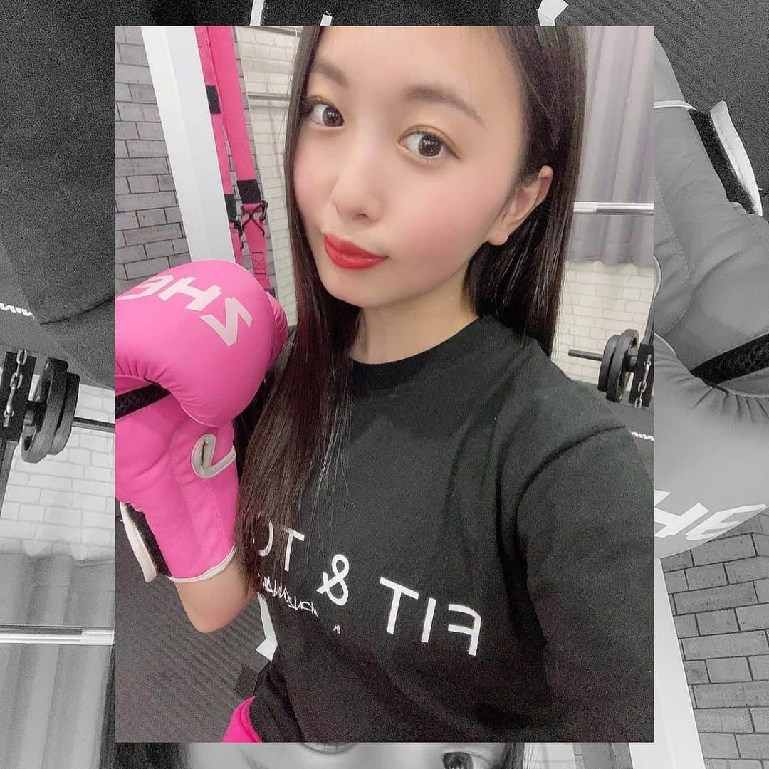 舞子のインスタグラム：「🔥💥🥊 ⋆︎* そして今日は、 @fitandtokyo  で 【⠀パーソナルトレーニング＆キックボクシング 】 を体験してきました！🏋🏻‍♀️💥 ⋆︎* キックボクシングをするのは初めてで、最初は出来るか不安だったけど、本当に楽しかった〜！🌟 ただ、キックは苦手。🤣（笑）  トレーニングも久しぶりで、高校以来のベンチプレス、 筋トレで終わった頃にはしっかり筋肉痛でした！！🧟‍♀️💫 ⋆︎* 大切な撮影を控えているので、 この調子でダイエットとトレーニング頑張ります‼️🔥 ・ ・ ・ #fitandtokyo #fitness #diet  #筋トレ #筋トレダイエット  #パーソナルトレーニング #キックボクシング #ジム #ストレッチ整体  #🏋🏻‍♀️ #💥 #🥊」