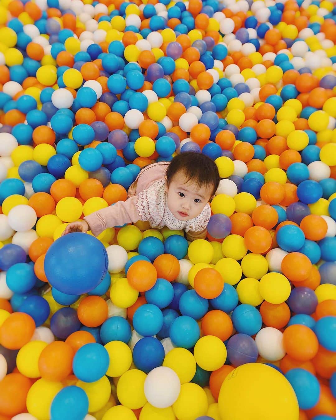 来夏のインスタグラム：「#🟠🔵🟡 大きくなる楽しみと 切なさがまじるー🥺 一緒にいれる時間、瞬間を噛みしめてます😌 寝る前に1日を振り返る📸🌙 #1歳2ヶ月 #1year2months  #girl #女の子ママ」