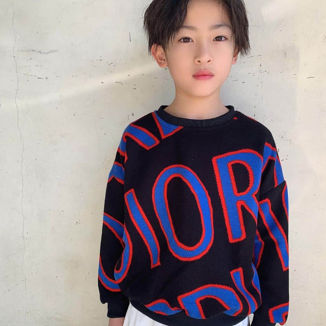 韓国子供服♡smilekids(すまいるきっず) のインスタグラム：「* * ☻ご覧頂き有難うございます☻ . . . 💛 🌈202１年冬春新作💛🌈 . . .  . BIGロゴがお洒落なトップス 販売中です♡♡ ユニセックスで着用可能🙆‍♀️ シンプルなデザインで合わせやすいです！ . . 7.500円以上お買い上げ頂いた方は 送料無料となります。 尚、購入後は、同梱などは 受付ておりませんのでご了承下さい。 . . . ♡着画model いっとkun smilekids専属モデル @itto110itto  @mckee_8  ☑︎size 140 . 🆕新作、続々入荷中♪ webで販売しています♡ . . . . ————————————————— . . web shop http://smilekids888.com/で販売しています← —————————————————— ★ゆうちょ振込での購入も可能です★ web shopより、在庫を確認後  商品名、サイズ、カラーをDMにて 連絡頂けると幸いです☺︎ 確認後のお返事になりますので お時間を頂く場合があります。 在庫が少ない場合や再入荷の人気商品は 取り置きが難しい事があります。 ご了承ください🥺 . . —————————————————— ご購入してくださった方へ✉️ @smilekids888 をタグ付けして投稿して頂いた方を ストーリーにて紹介させて頂きます😍  さらに‥抽選で‥ 毎月、５名様にお買い物で使えるクーポンを プレゼント🎁致します☺️ . 1等‥1.000円OFFクーポン(2名様) 2等‥500円OFFクーポン(3名様) . 沢山のタグ付けをお待ちしています😍  ____________________________________ . . . . . . . ☻webshopには.Instagramプロフより リンクでとべます✈︎✈︎✈︎ http://smilekids888.com/ . #熊本ママ #山鹿店#店舗 #韓国子供服 #格安#お洒落を発信 #熊本 #キッズコーデ #キッズ#キッズファッション  #ig_kids #kids_japan #親バカ部  #kjp_ootd #今日の服 #kidsfashion #プチプラ #プチプラファッション #mamagirl #リンクコーデ#ママリ#smilekids #３歳#４歳#５歳#春#新作#ヘアバンド」