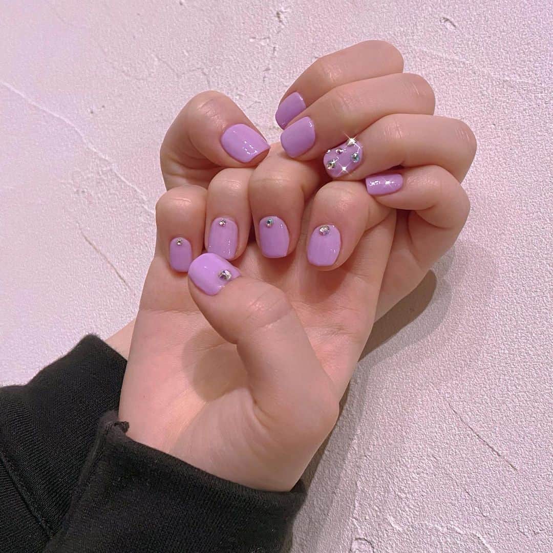 柏元萌華のインスタグラム：「💅💜💜💜  このPurpleばっかり選んじゃう~^ ^！  #パープルネイル #パープル#ネイル#ワンカラー#nails #purple#purplenails」
