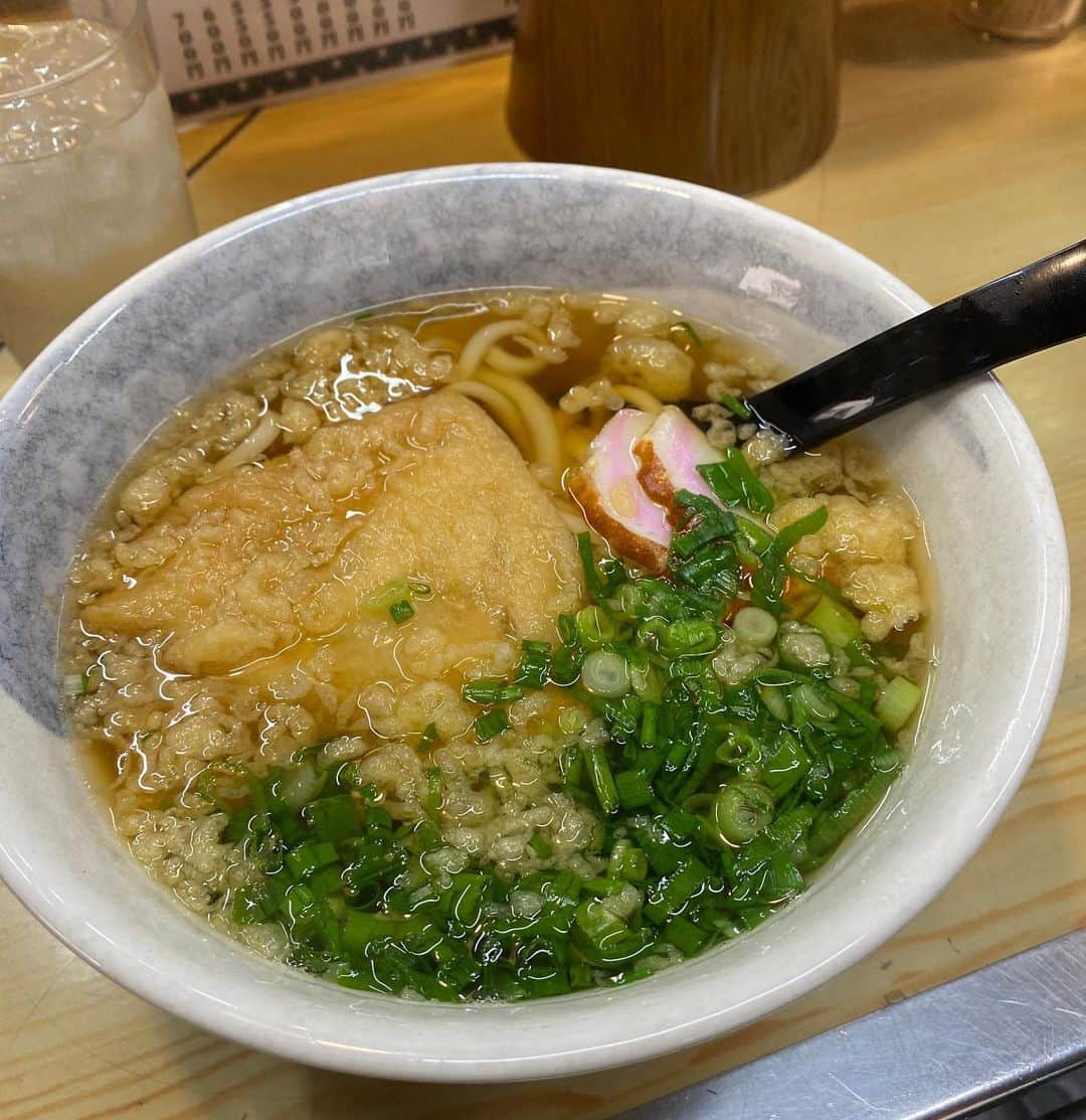 香西かおりのインスタグラム：「. シンプルなきつねうどん . 寒い日のお昼 近くのおうどん屋さんで。 ここのカレーうどんもスパイシーで絶品‼️ またご紹介しまーす✌️ . #香西かおり #写真フォルダの中から #飯スタグラム #うどん」