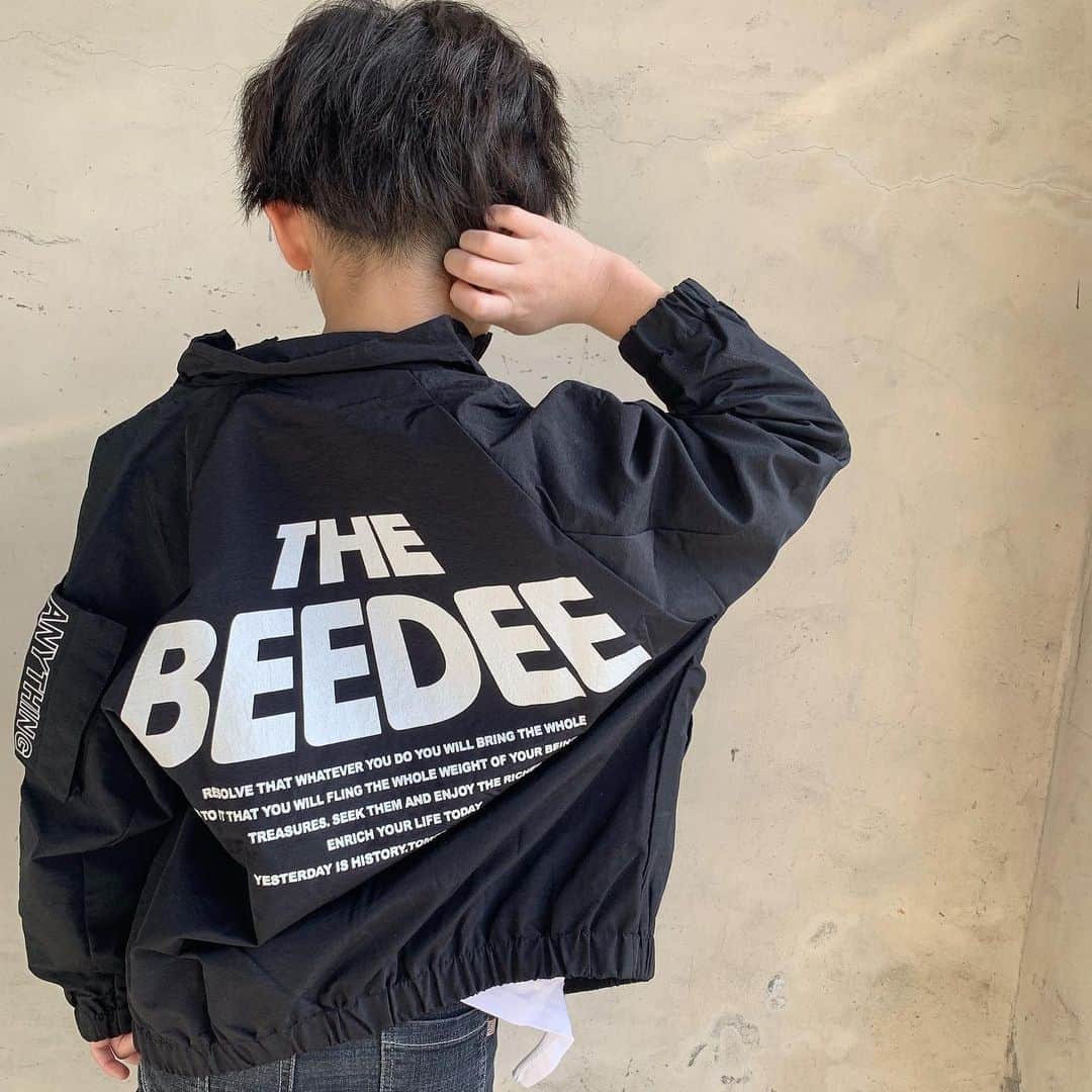 韓国子供服♡smilekids(すまいるきっず) のインスタグラム：「* * ☻ご覧頂き有難うございます☻ . . . 💛 🌈202１年冬春新作💛🌈 . . .  . バックデザインがお洒落な 薄手ジャケット 販売中です♡♡ ユニセックスで着用可能🙆‍♀️ シンプルなデザインで合わせやすいです！ . . 7.500円以上お買い上げ頂いた方は 送料無料となります。 尚、購入後は、同梱などは 受付ておりませんのでご了承下さい。 . . . ♡着画model いっとkun smilekids専属モデル @itto110itto  @mckee_8  ☑︎size 140 . 🆕新作、続々入荷中♪ webで販売しています♡ . . . . ————————————————— . . web shop http://smilekids888.com/で販売しています← —————————————————— ★ゆうちょ振込での購入も可能です★ web shopより、在庫を確認後  商品名、サイズ、カラーをDMにて 連絡頂けると幸いです☺︎ 確認後のお返事になりますので お時間を頂く場合があります。 在庫が少ない場合や再入荷の人気商品は 取り置きが難しい事があります。 ご了承ください🥺 . . —————————————————— ご購入してくださった方へ✉️ @smilekids888 をタグ付けして投稿して頂いた方を ストーリーにて紹介させて頂きます😍  さらに‥抽選で‥ 毎月、５名様にお買い物で使えるクーポンを プレゼント🎁致します☺️ . 1等‥1.000円OFFクーポン(2名様) 2等‥500円OFFクーポン(3名様) . 沢山のタグ付けをお待ちしています😍  ____________________________________ . . . . . . . ☻webshopには.Instagramプロフより リンクでとべます✈︎✈︎✈︎ http://smilekids888.com/ . #熊本ママ #山鹿店#店舗 #韓国子供服 #格安#お洒落を発信 #熊本 #キッズコーデ #キッズ#キッズファッション  #ig_kids #kids_japan #親バカ部  #kjp_ootd #今日の服 #kidsfashion #プチプラ #プチプラファッション #mamagirl #リンクコーデ#ママリ#smilekids #３歳#４歳#５歳#春#新作#ヘアバンド」