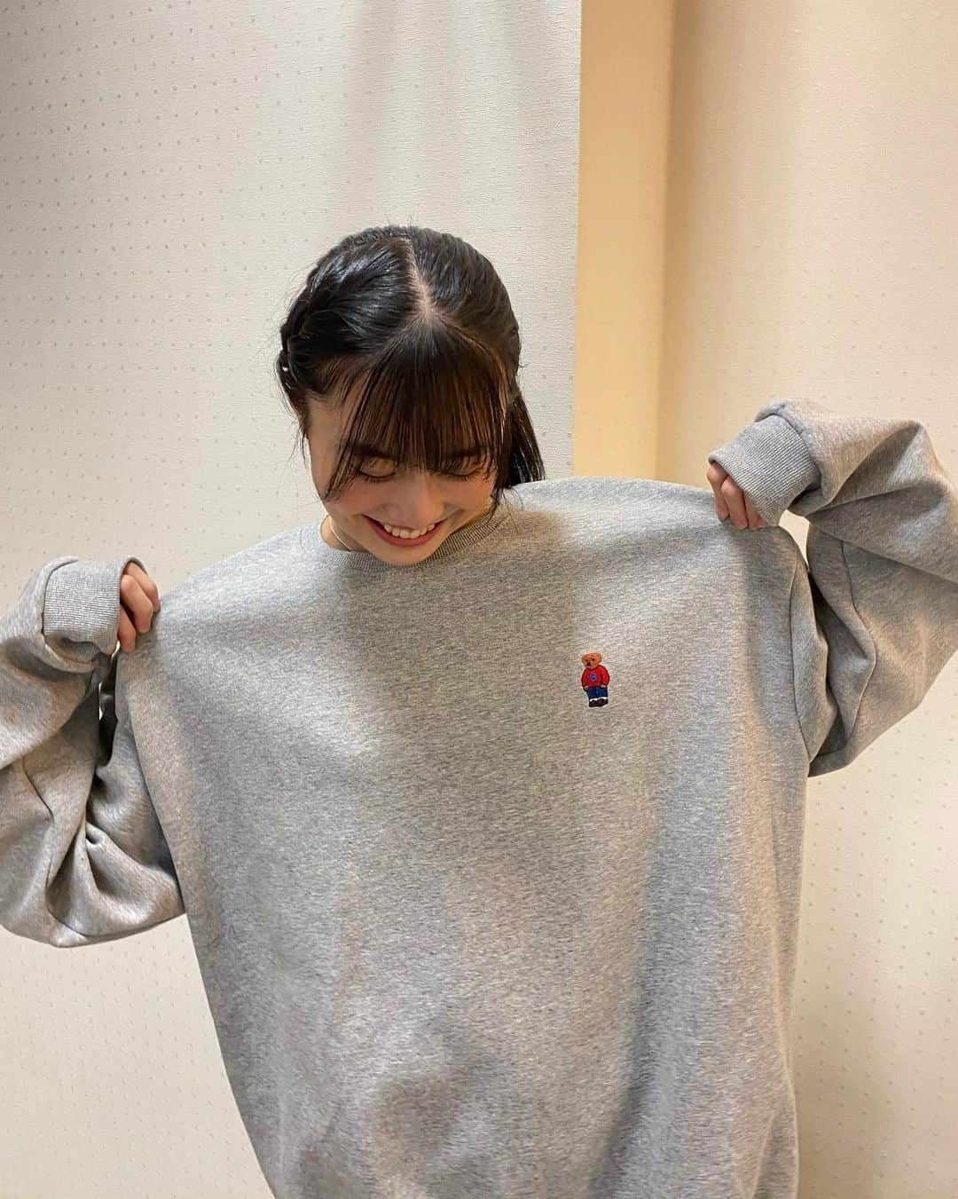 茜空さんのインスタグラム写真 - (茜空Instagram)「前ショールームで話した初めてネットショッピングした服はこれでした！ グレーも可愛いし大きめのシルエットも可愛い、、、 お手紙付きでした！入ってるの知らなくて届いて開けた瞬間大興奮しました🦚 ライブ終わりで髪の毛ぱやぱやしてますが気にしないでください！！！ 明日コーディネート？あげますね！ ・ #boyshe #スウェット #ビッグシルエット #ポニーテール #ukka #茜空」2月17日 23時48分 - sora_akane.ukka