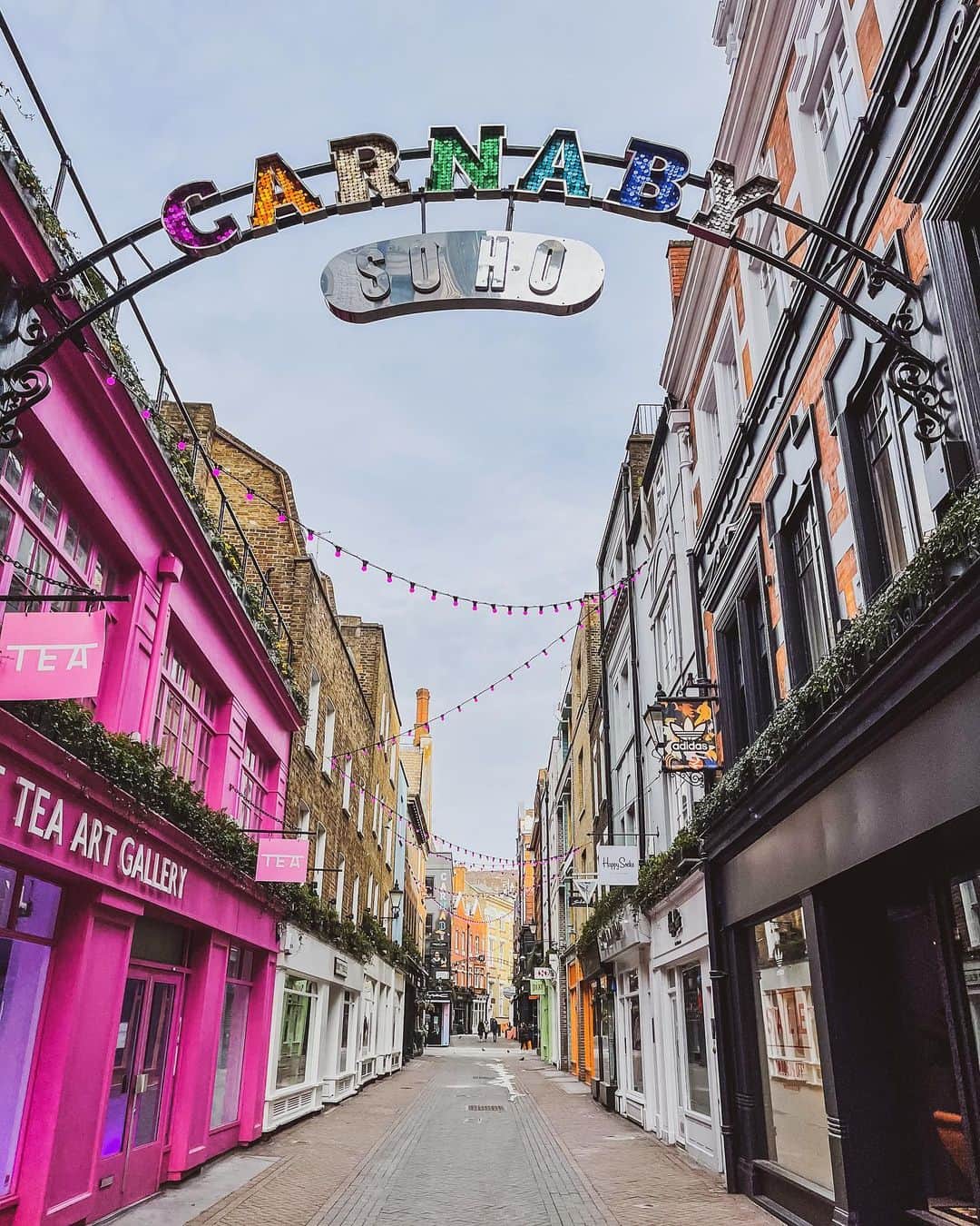 @LONDON | TAG #THISISLONDONさんのインスタグラム写真 - (@LONDON | TAG #THISISLONDONInstagram)「All is calm in #CarnabyStreet... 💖  Anyone else miss shopping in Carnaby?! 🙌🏼🙌🏼👇🏼👇🏼 // 📸 @MrLondon   ___________________________________________  #thisislondon #lovelondon #london #londra #londonlife #londres #uk #visitlondon #british #🇬🇧 #carnaby #carnabylondon #londonshopping」2月17日 23時48分 - london