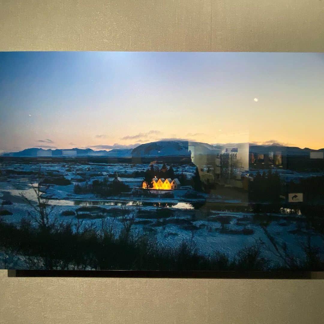 大島央照さんのインスタグラム写真 - (大島央照Instagram)「こんばんは^ - ^ 写真展が終わり、撮影の日々でした！ オンライン写真展をご覧くださった皆様、ありがとうございます✨引き続き、よろしくお願いします。  そして、2月19日（金）～2021年3月11日（木）まで、富士フイルム 企画写真展　WALL DECOR BY CREATORSに参加、富士フォトギャラリー銀座でも展示させていただいていた、WALL DECOR で作成した旅の風景写真を5点のみ展示させていただきます。  お部屋に飾っていただけるサイズで、簡単に壁にかけたり立てたりできます！実際に気楽にご覧いただき、ご購入できる機会なので、写真をもっと身近に感じていただけたら嬉しいです✨ お時間が合えば、是非いらしてください。  今の所、2月21日15時ー17時、27日13:00-14:00は在廊予定です。  また展示期間中はセール価格でお安くなっていますのでこの機会にぜひ。詳しくは、FLAGのSHOPをご覧ください✨✨  ----------------------------------------------------------  富士フイルム 企画写真展　WALL DECOR BY CREATORS （ウォールデコ　バイ　クリエイターズ）  ～写真家・クリエイター7人がおすすめする、お部屋を飾るウォールデコ～7人の写真家・クリエイターがWALL DECOR（ウォールデコ）で作成した作品を展示します。  WALL DECOR（ウォールデコ）とは、写真をパネルに加工して提供するサービスです。本展で展示される作品は、作家のWEBサイトからご購入いただくことができる他、会場でのご予約もお受けいたします。お気に入りの作品をみつけて、お部屋に飾って、「写真と、ちょっといい暮らし」を体験してみませんか。  開催期間	/ 2021年2月19日（金）～2021年3月11日（木） 開館時間	/ 10：00～19：00 （最終日は16：00まで／入館は終了10分前まで）会期中無休 会場	/ FUJIFILM SQUARE（フジフイルム スクエア）内、富士フイルムフォトサロン 東京　スペース3 入場料 / 無料 ※ 企業メセナとして実施しており、より多くの方に楽しんでいただくために入館無料にしております。 主催	/ 富士フイルム株式会社  ----------------------------------------------------------  お待ちしております！☺️  ※インスタの写真は、富士フォトサロン銀座で展示をしたウォールデコです。2つ目はかわいい @yoshimimama ファミリー✨今回はアイスランド他、ギリシャなど、旅の写真を数点展示しています。  #WALLDECOR #FUJIFILM SQUARE #フジフイルムスクエア #富士フイルムフォトサロン東京　#富士フイルム株式会社 #写真 # プリント #写真を飾る #カメラ #カメラ女子 #photo #photography #photographer #撮影 #旅 #アイスランド #iceland #ギリシャ #greek #sea #海」2月17日 23時50分 - chiakioshima