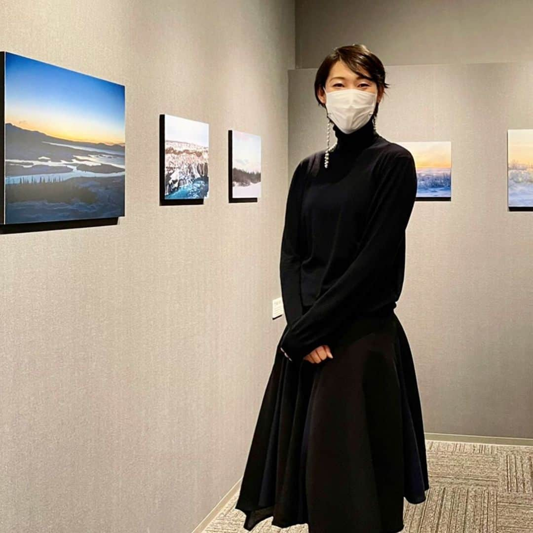 大島央照のインスタグラム：「こんばんは^ - ^ 写真展が終わり、撮影の日々でした！ オンライン写真展をご覧くださった皆様、ありがとうございます✨引き続き、よろしくお願いします。  そして、2月19日（金）～2021年3月11日（木）まで、富士フイルム 企画写真展　WALL DECOR BY CREATORSに参加、富士フォトギャラリー銀座でも展示させていただいていた、WALL DECOR で作成した旅の風景写真を5点のみ展示させていただきます。  お部屋に飾っていただけるサイズで、簡単に壁にかけたり立てたりできます！実際に気楽にご覧いただき、ご購入できる機会なので、写真をもっと身近に感じていただけたら嬉しいです✨ お時間が合えば、是非いらしてください。  今の所、2月21日15時ー17時、27日13:00-14:00は在廊予定です。  また展示期間中はセール価格でお安くなっていますのでこの機会にぜひ。詳しくは、FLAGのSHOPをご覧ください✨✨  ----------------------------------------------------------  富士フイルム 企画写真展　WALL DECOR BY CREATORS （ウォールデコ　バイ　クリエイターズ）  ～写真家・クリエイター7人がおすすめする、お部屋を飾るウォールデコ～7人の写真家・クリエイターがWALL DECOR（ウォールデコ）で作成した作品を展示します。  WALL DECOR（ウォールデコ）とは、写真をパネルに加工して提供するサービスです。本展で展示される作品は、作家のWEBサイトからご購入いただくことができる他、会場でのご予約もお受けいたします。お気に入りの作品をみつけて、お部屋に飾って、「写真と、ちょっといい暮らし」を体験してみませんか。  開催期間	/ 2021年2月19日（金）～2021年3月11日（木） 開館時間	/ 10：00～19：00 （最終日は16：00まで／入館は終了10分前まで）会期中無休 会場	/ FUJIFILM SQUARE（フジフイルム スクエア）内、富士フイルムフォトサロン 東京　スペース3 入場料 / 無料 ※ 企業メセナとして実施しており、より多くの方に楽しんでいただくために入館無料にしております。 主催	/ 富士フイルム株式会社  ----------------------------------------------------------  お待ちしております！☺️  ※インスタの写真は、富士フォトサロン銀座で展示をしたウォールデコです。2つ目はかわいい @yoshimimama ファミリー✨今回はアイスランド他、ギリシャなど、旅の写真を数点展示しています。  #WALLDECOR #FUJIFILM SQUARE #フジフイルムスクエア #富士フイルムフォトサロン東京　#富士フイルム株式会社 #写真 # プリント #写真を飾る #カメラ #カメラ女子 #photo #photography #photographer #撮影 #旅 #アイスランド #iceland #ギリシャ #greek #sea #海」