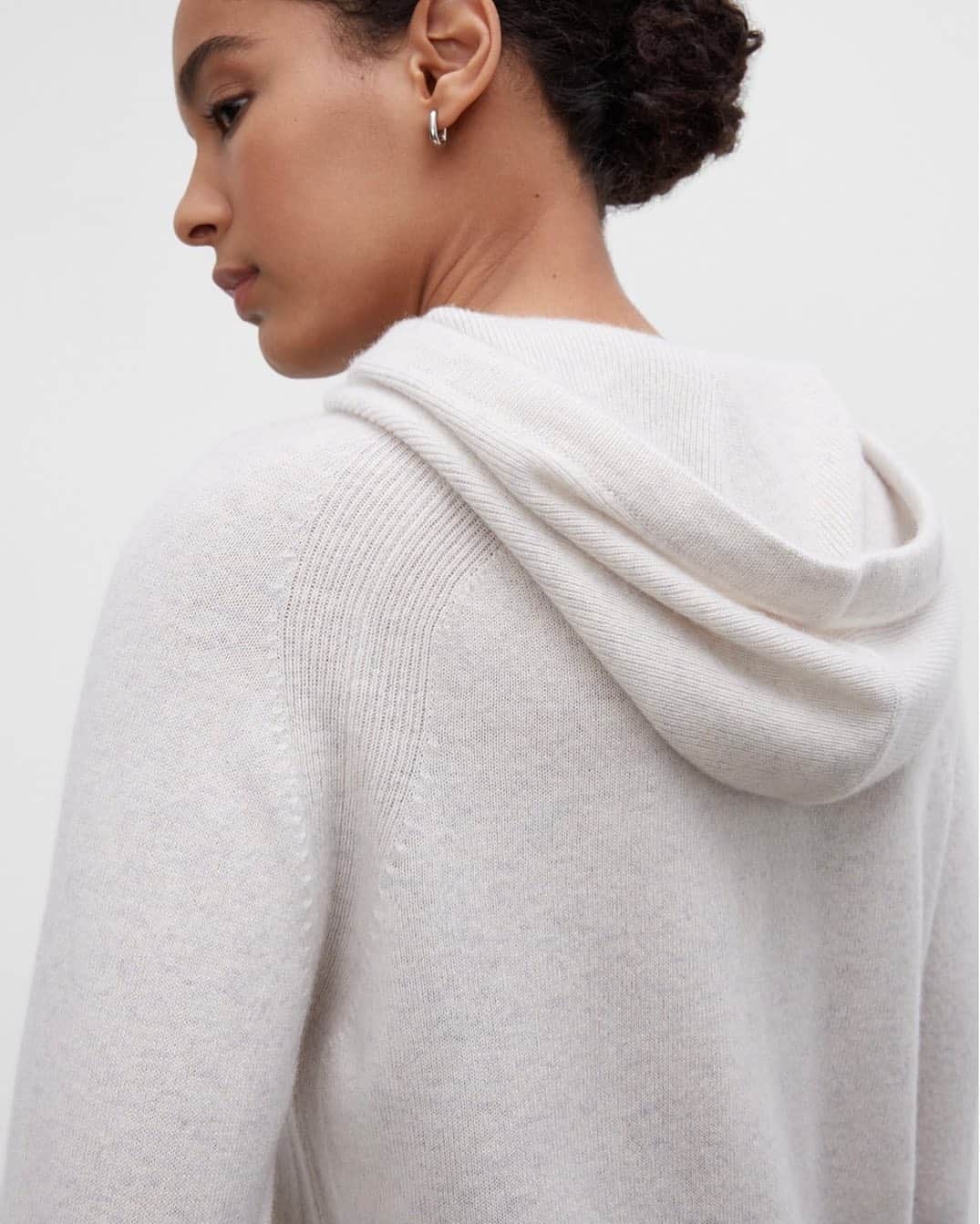 Club Monacoのインスタグラム：「Our recycled cashmere is spun from reclaimed cashmere remnants (the fibers from cashmere that aren’t used in our finished cashmere products—the extra pieces from your favorite Club cashmere sweater, for example). Typically, this waste would be discarded, but by utilizing these fibers, we’re working towards a more circular system of production and a reduction of waste. The end product: the same Club cashmere you love, created in a way that you can feel even better about. #ABetterClub」