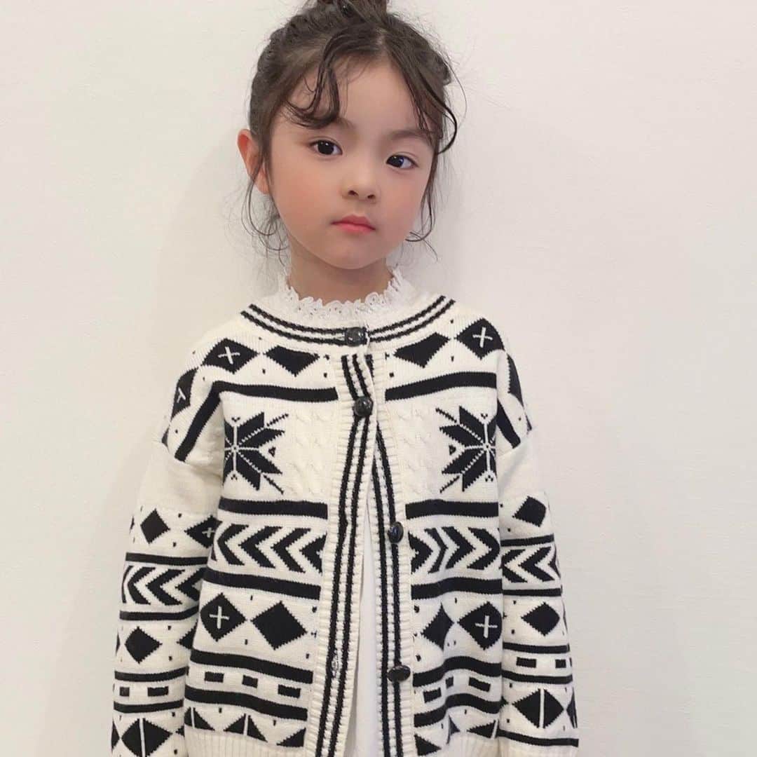 韓国子供服♡smilekids(すまいるきっず) のインスタグラム：「* * ☻ご覧頂き有難うございます☻ . . . 💛 🌈2021年冬春新作💛🌈 . . .   シンプルなデザインで お洒落な柄ニットカーディガン 販売中です！ 在庫わずか☑︎  . . . .  7.500円以上お買い上げ頂いた方は 送料無料となります。 尚、購入後は、同梱などは 受付ておりませんのでご了承下さい。 . . . ♡着画model りおchan smilekidsモニターモデル @seina.1008   . . 🆕新作、続々入荷中♪ webで販売しています♡ . . . . ————————————————— . . web shop http://smilekids888.com/で販売しています← —————————————————— ★ゆうちょ振込での購入も可能です★ web shopより、在庫を確認後  商品名、サイズ、カラーをDMにて 連絡頂けると幸いです☺︎ 確認後のお返事になりますので お時間を頂く場合があります。 在庫が少ない場合や再入荷の人気商品は 取り置きが難しい事があります。 ご了承ください🥺 . . —————————————————— ご購入してくださった方へ✉️ @smilekids888 をタグ付けして投稿して頂いた方を ストーリーにて紹介させて頂きます😍  さらに‥抽選で‥ 毎月、５名様にお買い物で使えるクーポンを プレゼント🎁致します☺️ . 1等‥1.000円OFFクーポン(2名様) 2等‥500円OFFクーポン(3名様) . 沢山のタグ付けをお待ちしています😍  ____________________________________ . . . . . . . ☻webshopには.Instagramプロフより リンクでとべます✈︎✈︎✈︎ http://smilekids888.com/ . #熊本ママ #山鹿 #webshop #韓国子供服 #格安#お洒落を発信 #熊本 #キッズコーデ #キッズ#キッズファッション  #ig_kids #kids_japan #親バカ部  #kjp_ootd #今日の服 #kidsfashion #プチプラコーデ  #プチプラファッション #mamagirl #リンクコーデ#ママリ#smilekids #３歳#４歳#５歳#春#新作#レオパード」