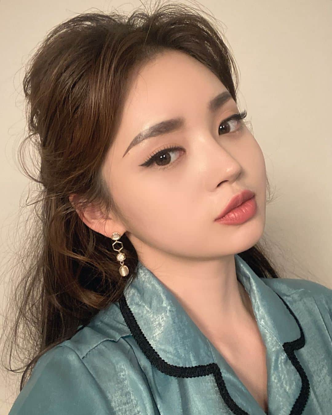 Yoonbitnaのインスタグラム：「몸고 계속 붓고 몸무게 보고 충격 받아서 한시간동안 운동만 함 .. 술도 안먹고 운동 한시간 매일하기. 담주까지 4키로빼기. 윤빛나  약속 ㅡㅡ」