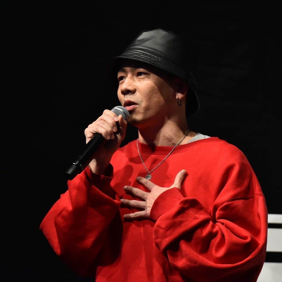 akihicのインスタグラム：「D.LEAGUE ROUND 4 応援して下さった皆様、本当にありがとうございました🔥 心から感謝しています。 引き続き、RAPTURESの応援宜しくお願い致します🙇‍♂️✨ 今日は写真多めで🙏 ・・・ 写真①：毎回ディレクター席から見守ってるんですが胸が 苦しくなるんです。緊張し過ぎて😭  写真②：スパイク・リー風のスマイルスリー🤣🤣🤣  写真③：みんないい顔する様になったなぁー。 バラバラだったリーガーが一つになっていってるのが 嬉しく思います🥺ぴえん そしてこの衣装。。。もう毎回俺も欲しい😭(笑)♥️  写真④：ミユ、MVDおめでとう㊗️💮  写真⑤：リリカ、誕生日おめでとう㊗️🎂 勝手に画像作っちゃった🤣 ・・・ #dleague #Dリーグ #septeniraptures #セプテーニラプチャーズ」