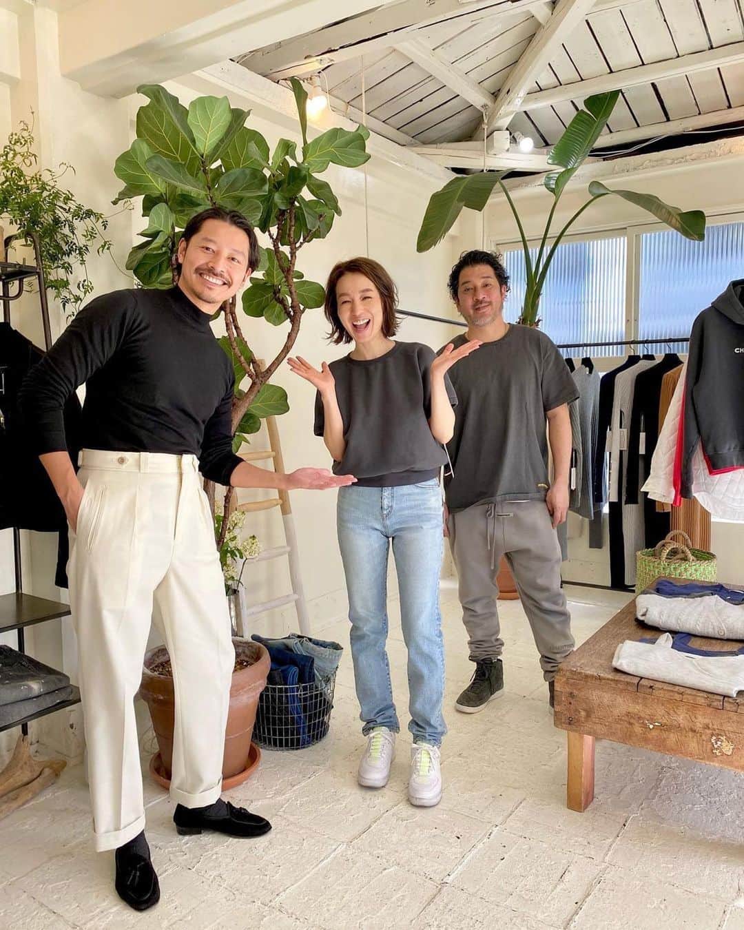 高田朋佳のインスタグラム：「@the_newhouse のPOP UP に向けてのテストと展示会を兼ねてお邪魔しました！ ファッション業界のカリスマお二人 @taizo_nagahara @yuri_arai と貴重なセッション。 お会いする度に前に進んでいるお二人にいつもパワーを頂けます♪ いつもありがとうございます😊 画像も拝借致しましたー  ———————————————————————— #thenewhouse #ザニューハウス  #dressstyle #elegantstyle #modernclassicstyle #newclassicstyle #fashion #mensfashion #mensdressstyle #suitsstyle #dapperstyle #takadachannel」