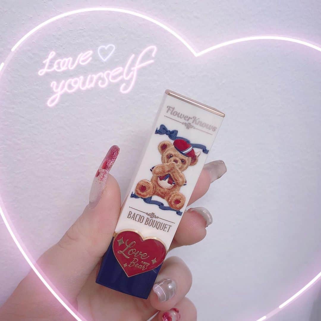 信野樹奈のインスタグラム：「. あいにゃんがプレゼントしてくたお揃いのリップ💄  もってるリップの中で1番かわいい🧸🤍 . .」