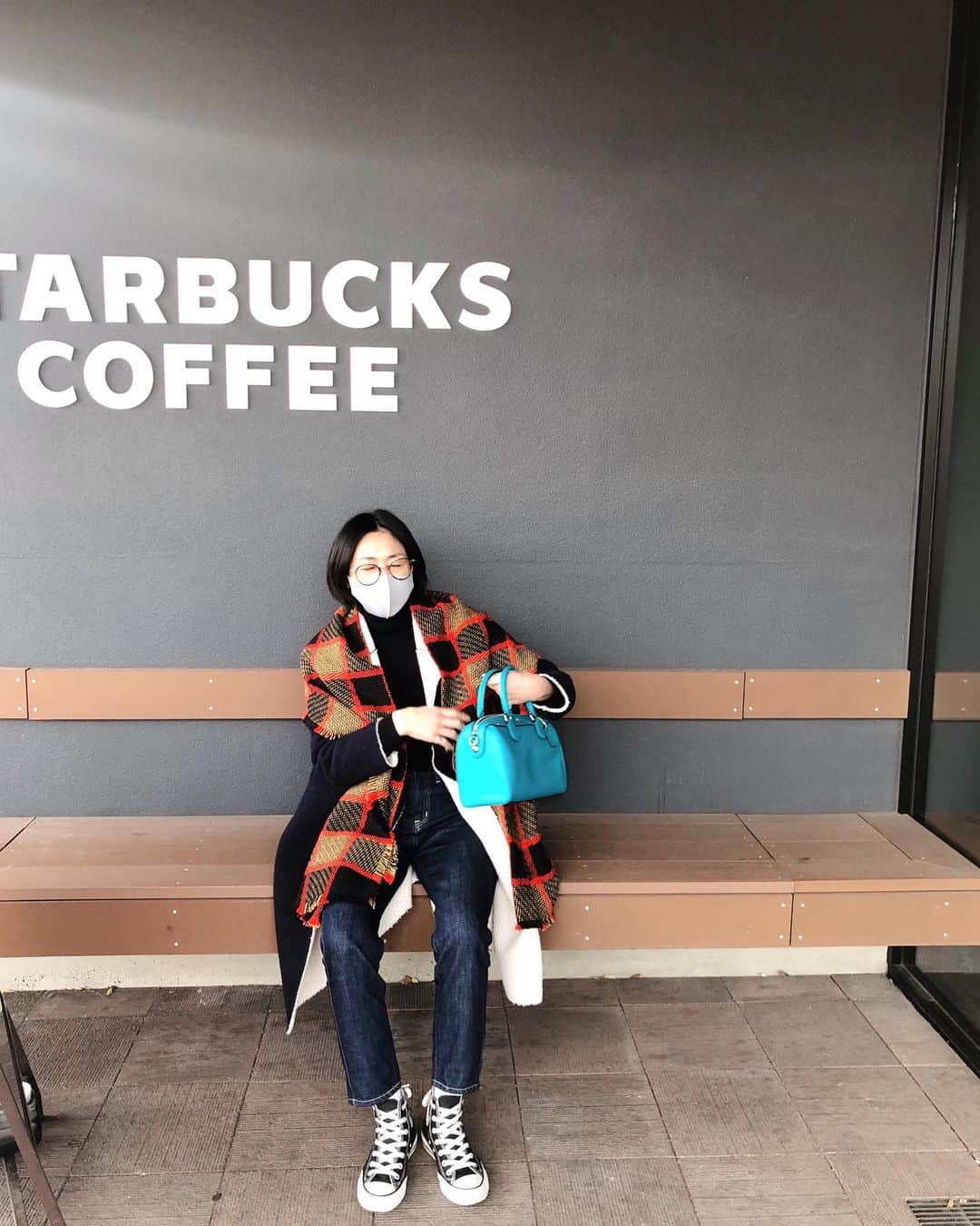のインスタグラム：「スタバ中☕️ マスク姿❤︎ 😑😑😑 #スタバ中シリーズ#スタバ#starbucks」