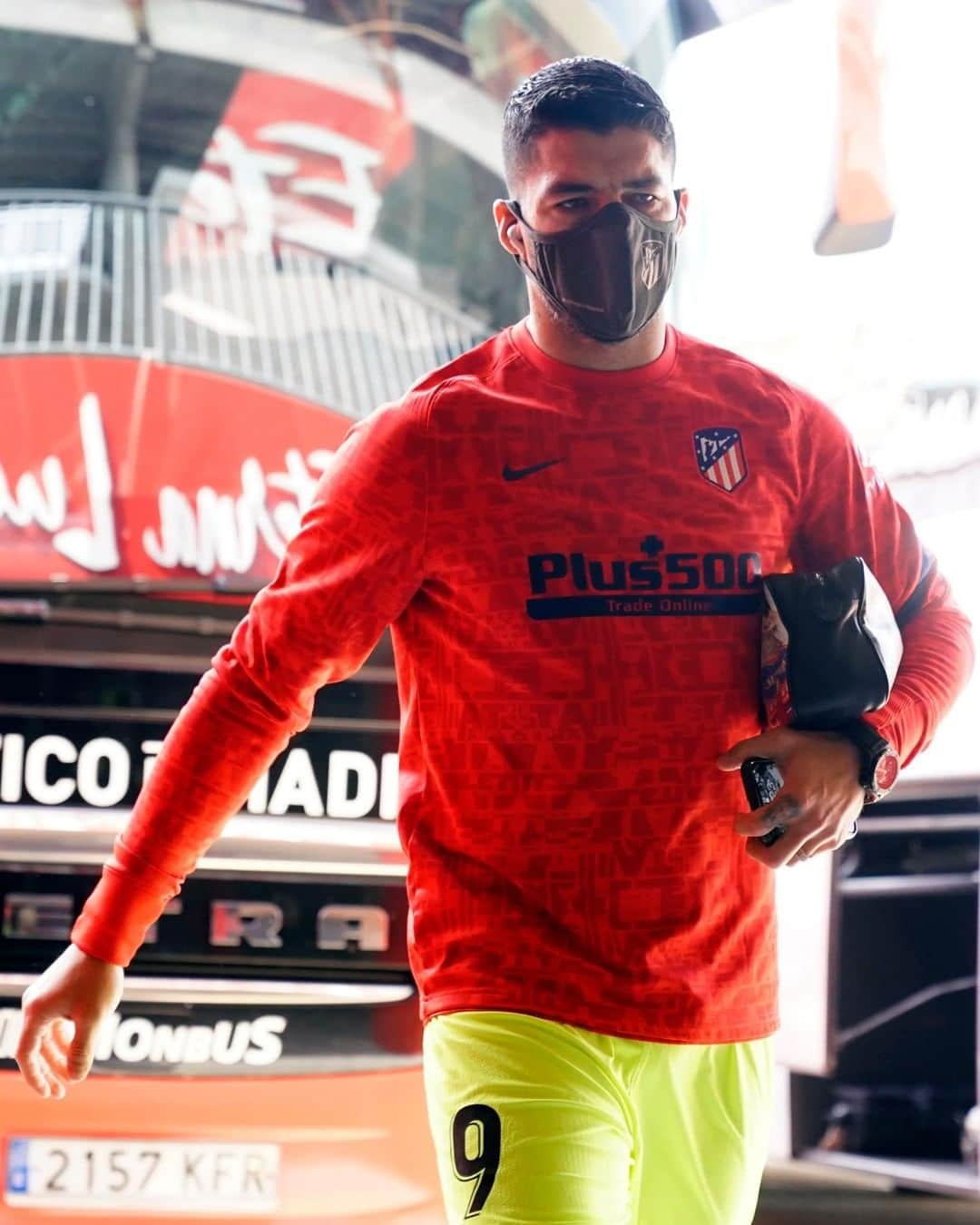 LFPさんのインスタグラム写真 - (LFPInstagram)「Put your mask on! 👏👏👏  😷❤🔝 ¡Ponte la mascarilla como el goleador @luissuarez9!   #Suarez #Atleti #LaLigaSantander #LaLiga #YouHaveToLiveIt #HayQueVivirla #Mask」2月18日 0時00分 - laliga