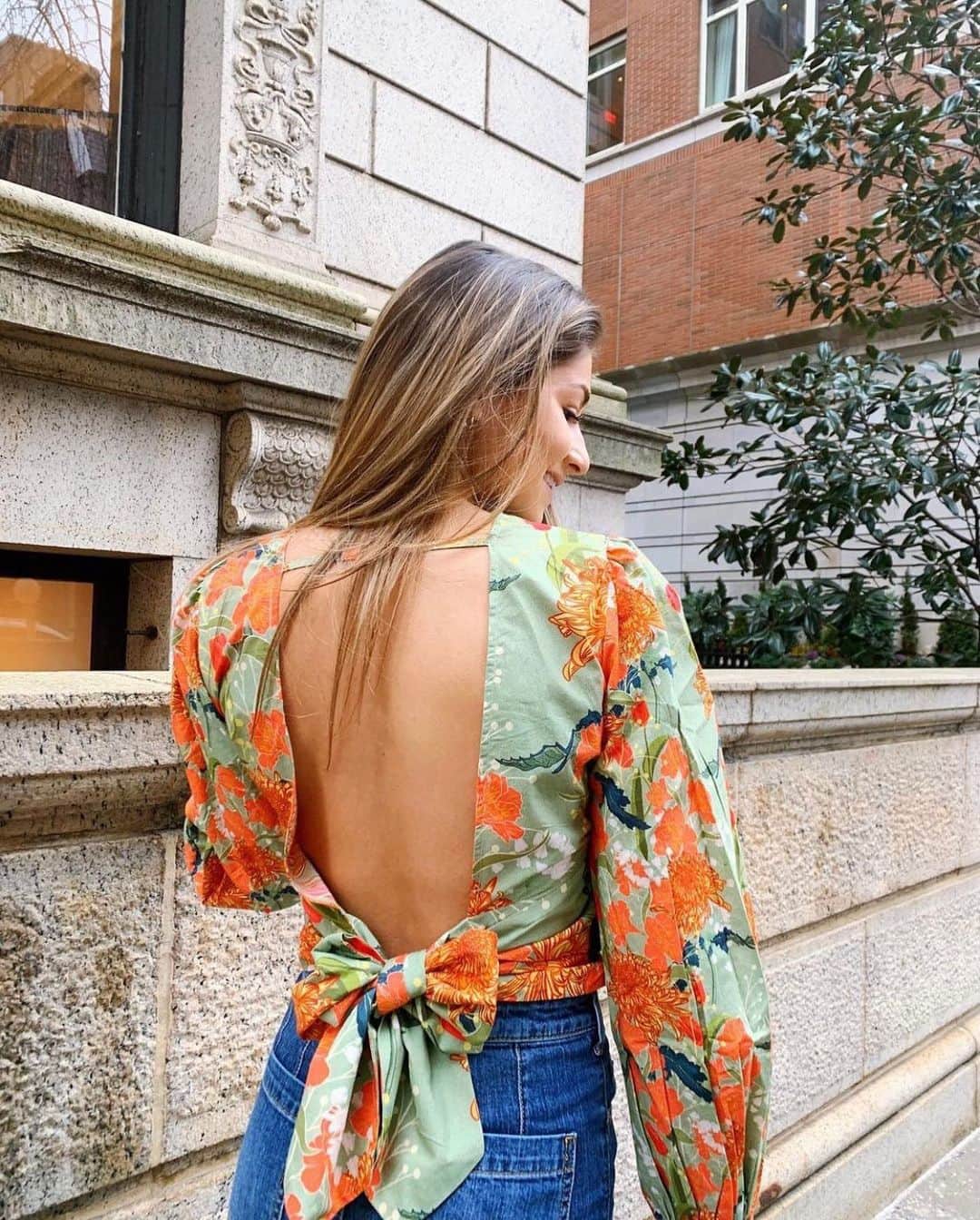 Anthropologieのインスタグラム：「Spring silhouettes are BACK (yay!) 🌷 Shop this top and more at the link in our bio. Photo via @anthro_philadelphia」