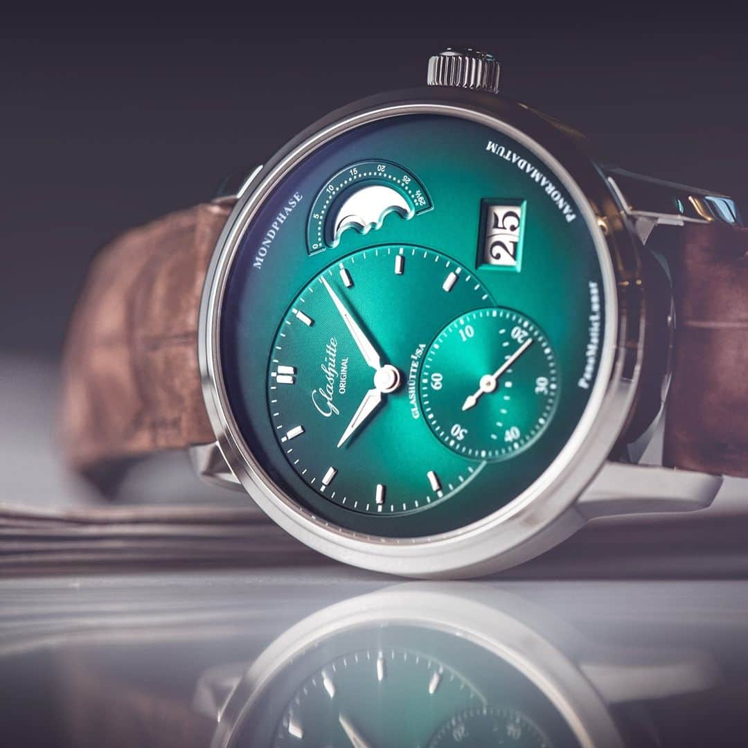 グラスヒュッテのインスタグラム：「Who else likes a deep green dial?⁠ ⁠ Discover the PanoMaticLunar in forest green.⁠ ⁠ #GlashütteOriginal #GlashuetteOriginal #PanoMaticLunar #green #greendial #moonphase⁠ #watchmaking #watchmakingart #madeingermany #wotd #watchesofinstagram ⁠」