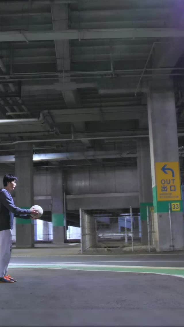 のインスタグラム：「This was hard actually😅🔥 I should have used 2 walls and done standing trick then it would be easier  ・ ・ #trickshot #フリースタイルフットボール#リフティング #サッカー #スポーツ @433 @433skills @ohmygoal @ftbl」