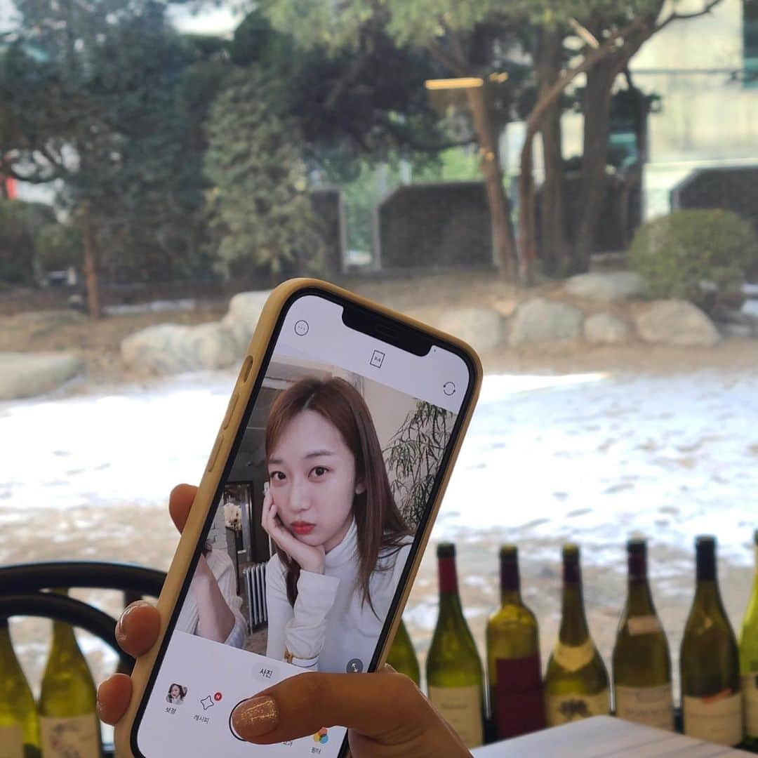 イ・ミンジのインスタグラム：「내추럴데이🥂🌿💚 #믿고가는혜리스초이스 #성공적💕 #내추럴와인」