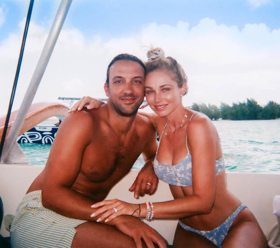 アリッサ・ジュリア・スミスのインスタグラム：「Just got some film developed from our honeymoon! This photo was taken right before Jimmy attempted to feed me to 40 blacktip sharks in the open ocean... We’d been married for 4 days. 🙄 🦈#Justmarried  #SwimmingWithSharks  #LifeInsurance #belatedvalentines」