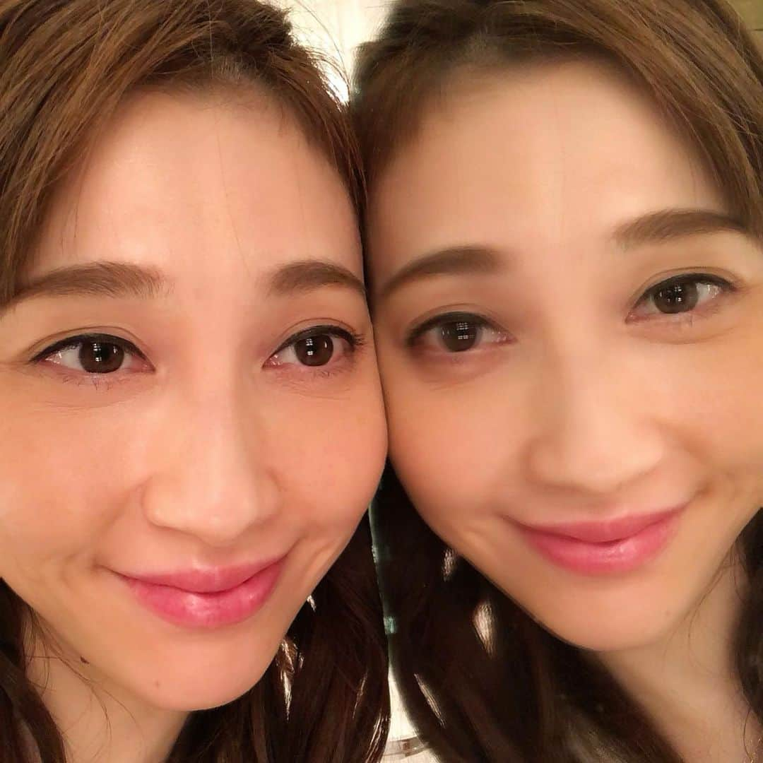 はいだしょうこさんのインスタグラム写真 - (はいだしょうこInstagram)「こんばんは😊  すこし？！ うーん🙄いや、 だいぶ前だったかなぁ。。。🤔  LINEを新しくしようと思ってね。 どーやったのかはわすれちゃったんだけど🤔  新しくLINEを作って、お友達に、 ↓ LINE新しくなりました😊 今日からこちらでおねがいします。 ちなみに、これは、なりすまし詐欺ではありません。  って書いて送ったら、 家族も含め、余計に、 詐欺だと思っちゃった人がいて、 会うまでとか、ちゃんと確認とれるまでお返事できなかった😵って言われたの🙄  だから、「これは、詐欺ではありません。」って書くのも難しいね。。。🤔  それ読んで、怪しんじゃったみたいだから🙄  みんなも、きをつけてね☺️  さて。 ガラケーを卒業して、アイホン2つにして、プライベートと、お仕事と分けようか、考え中。。。🤔🙄  だけど、ガラケーは、優秀なんだよね。。。  カタカタ打つ時に、間違えないから🤔  ちなみに、この写真は、 「2台のスマホ」ではなく、 「2人のしょーこ」です😁  意味は、 ないよ。。。😆✨🤣  ごめんね🙇‍♀️💦  近々、決断しよーっと😆✨  #ガラケー #スマホ #LINE  #今は、ガラケーとアイホン。 #心機一転？！ #アイホン2台持ち？！ #それも大変かなー？？🤔 #悩み中🤤  #皆んなは、スマホ？📱　  #機械オンチ😎 #お外オッケーになったら、見にいこーっと😆✨  #年齢があがってきたからか、顔がまるくなーる🙄」2月18日 0時11分 - haida_shoko