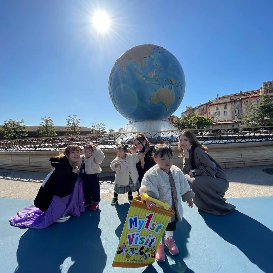 本田しおりのインスタグラム：「ディズニーシー😋  #着いてとりあえず撮ってもろた #嬉しい人ーの強要w #皆１つずつ風船ゲットの図 #お菓子を仲良く食べるチビ達💛 #シャボン玉が奇跡的にミッキーになっとる #母さんとお子キャラバンカルーセルに乗る図 #アリエルのシャボン玉ゲット #皆シャボン玉に夢中でした #最後の最後に打ち解けてギューするチビ達🥺🙏 #ほんでもってしょーちゃんのギューの声が可愛い🙈 #私以外の2人の声が高くて羨ましかった😇」