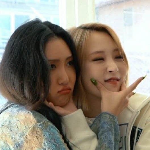 のインスタグラム：「how many languages can you speak? i can speak spanish since it’s my native language and a little bit of english, but i’m still learning  #mamamoo #마마무 #hwasa #화사 #hyejin #ahnhyejin #moonbyul #solar #wheein #moomoo #kpop #girlgroup #gg #kpopgirlgroup  cr hwasagallery twitter」