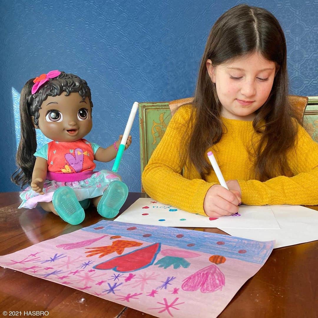 Hasbroのインスタグラム：「Writing a letter to a friend: A great way to spread kindness every day, and especially on  #RandomActOfKindnessDay Parents, tap to shop」