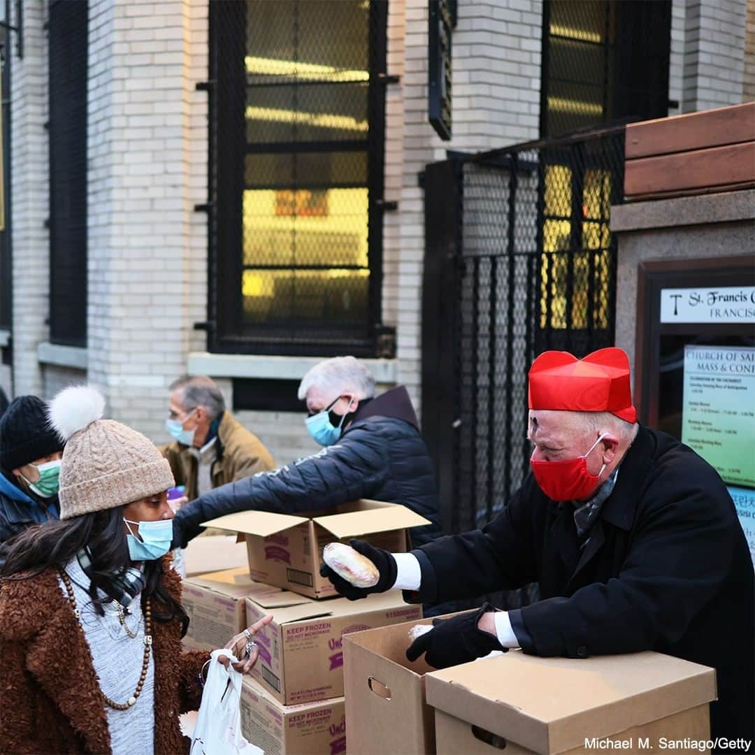 ABC Newsさんのインスタグラム写真 - (ABC NewsInstagram)「Cardinal Timothy Dolan, Archbishop of New York, on Ash Wednesday helped distribute food outside of Saint Francis of Assisi church. #lent #ashwednesday #timothydolan #catholicism #newyork #usa」2月18日 0時30分 - abcnews