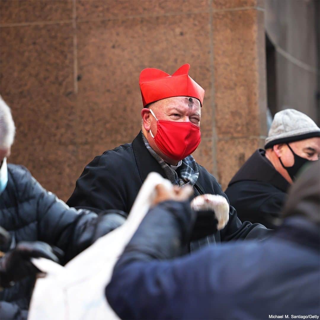 ABC Newsさんのインスタグラム写真 - (ABC NewsInstagram)「Cardinal Timothy Dolan, Archbishop of New York, on Ash Wednesday helped distribute food outside of Saint Francis of Assisi church. #lent #ashwednesday #timothydolan #catholicism #newyork #usa」2月18日 0時30分 - abcnews