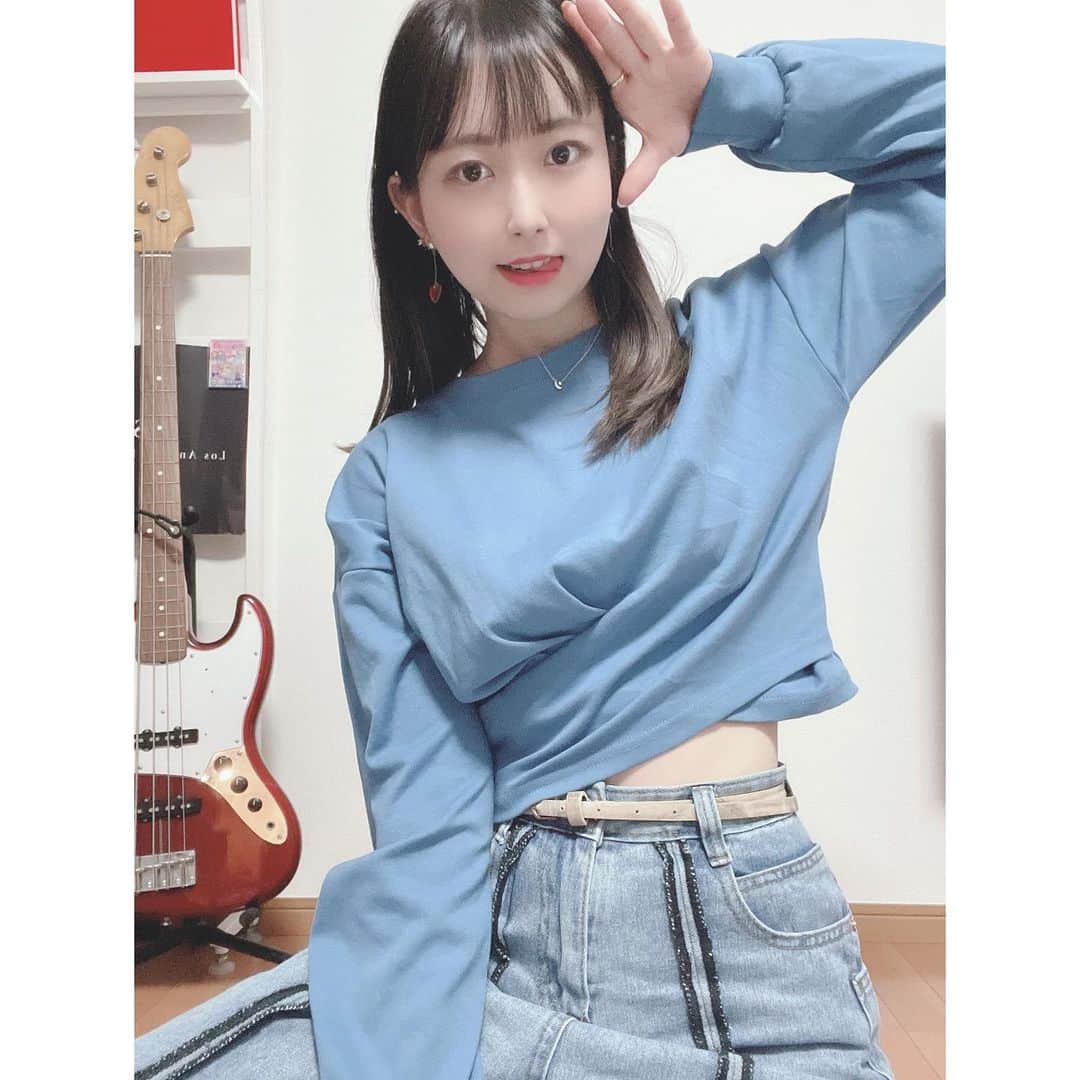 大崎菜々子のインスタグラム：「・ Tops👔ラップデザイントップス @dleepytown_official  袖もかわいいの😳  ジーンズも #DleepyTown #ootd   #横浜美少女図鑑 @bishoujozukan_official #ラジオパーソナリティー #我的最愛  #fashiongram #좋아요 #팔로우미 #오오티디  #패션  #패션스타그램 #셀스타그램 #ストリートコーデ #韓国ファッション #sneaker #grounds  #model #cosplayer #l4l #girl  #cute #かわいい#instagood #色白女子 #ブルベ夏 #媚びないガール #HKT48  #makeup #cosmetics #アパレル店員」