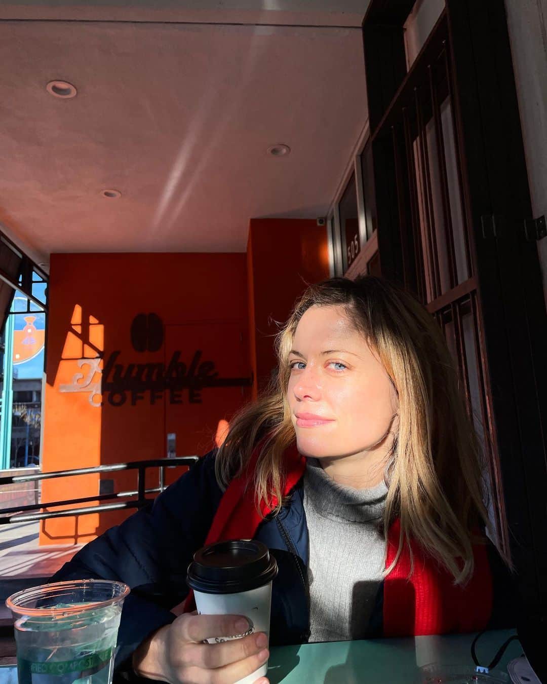 クレア・コフィーのインスタグラム：「tryin to keep it cool in ABQ. (thanks for the @humblecoffee rec, @juliamhhart) #800milestogo」