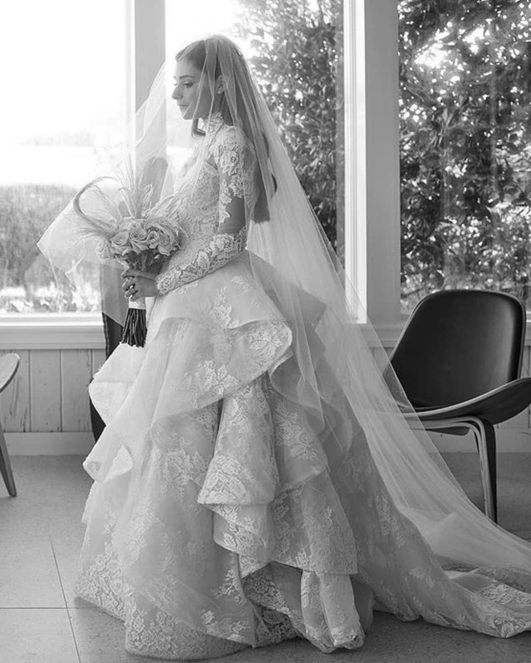 Monique Lhuillierさんのインスタグラム写真 - (Monique LhuillierInstagram)「Floral Fantasy 🌸 #moniquelhuillier #mlbride #weddingwednesday」2月18日 0時39分 - moniquelhuillier