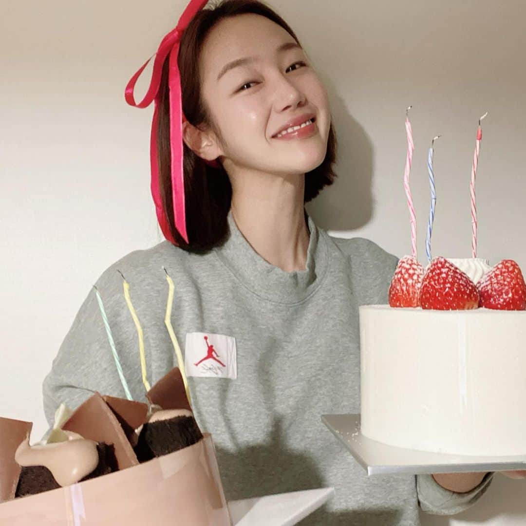 ソ・ウナのインスタグラム：「내생일은 다음주인데 벌써 생일파티 시작🥰 케이크 두개 FLEX! 정말 고마운 나의 언니들.. (나 사랑받기위해 태어났나봐~🥺) @_hinniae @_juhayoo」