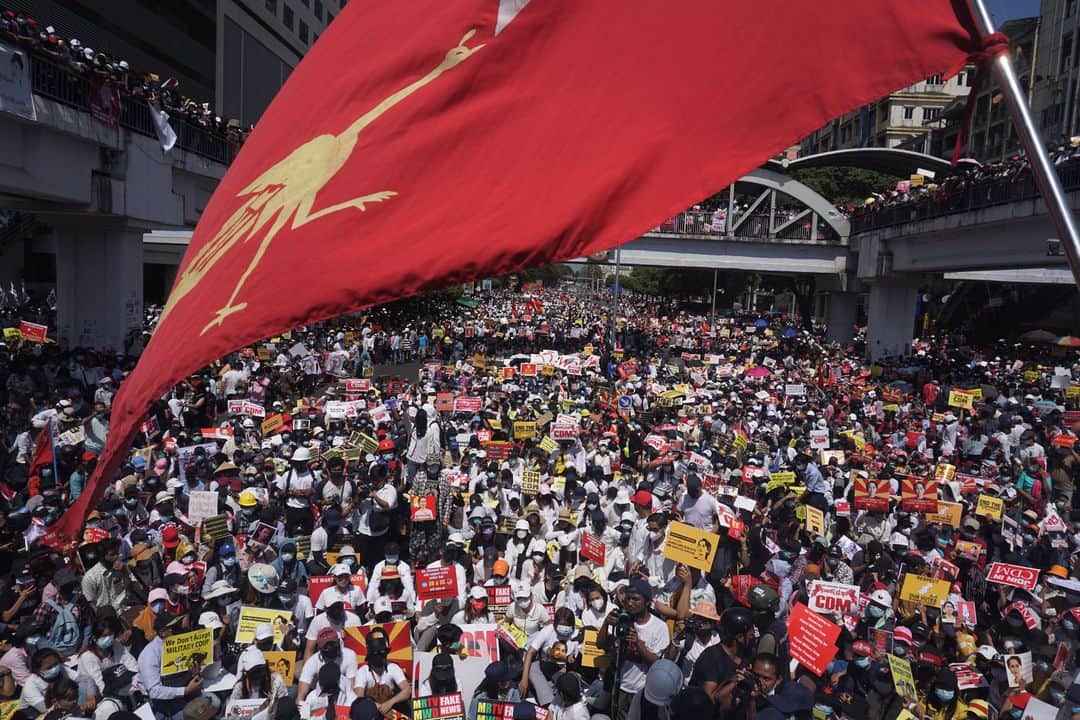 のインスタグラム：「AFP Photo 📷 @saiaungmain (1, 2, 4) 📷 @yeaungthu (3) - Protesters block a major road during a demonstration against the military coup in Yangon on February 17, 2021.」
