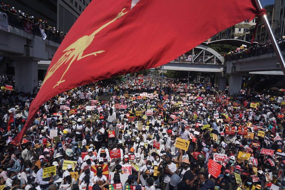 AFP通信さんのインスタグラム写真 - (AFP通信Instagram)「AFP Photo 📷 @saiaungmain (1, 2, 4) 📷 @yeaungthu (3) - Protesters block a major road during a demonstration against the military coup in Yangon on February 17, 2021.」2月18日 0時38分 - afpphoto