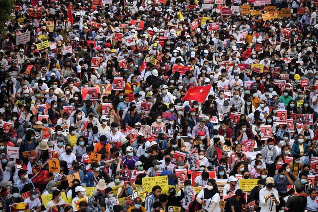 AFP通信さんのインスタグラム写真 - (AFP通信Instagram)「AFP Photo 📷 @saiaungmain (1, 2, 4) 📷 @yeaungthu (3) - Protesters block a major road during a demonstration against the military coup in Yangon on February 17, 2021.」2月18日 0時38分 - afpphoto