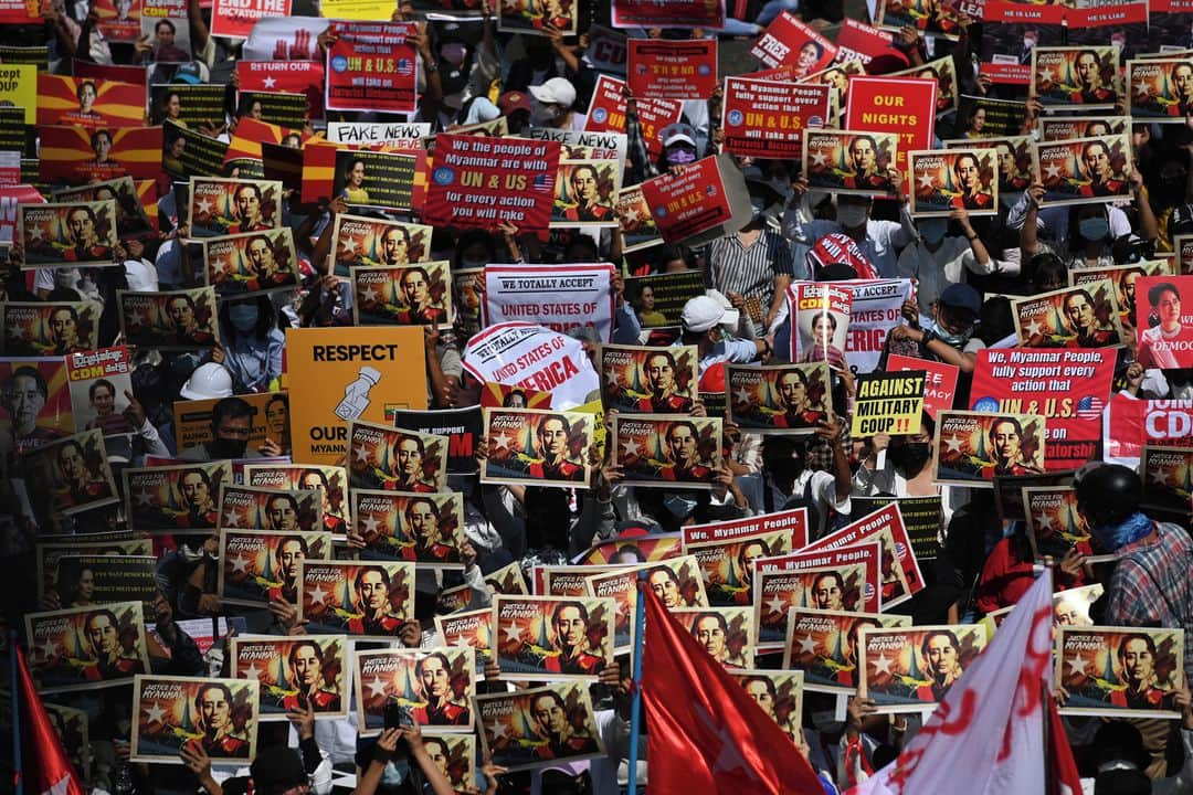 AFP通信さんのインスタグラム写真 - (AFP通信Instagram)「AFP Photo 📷 @saiaungmain (1, 2, 4) 📷 @yeaungthu (3) - Protesters block a major road during a demonstration against the military coup in Yangon on February 17, 2021.」2月18日 0時38分 - afpphoto